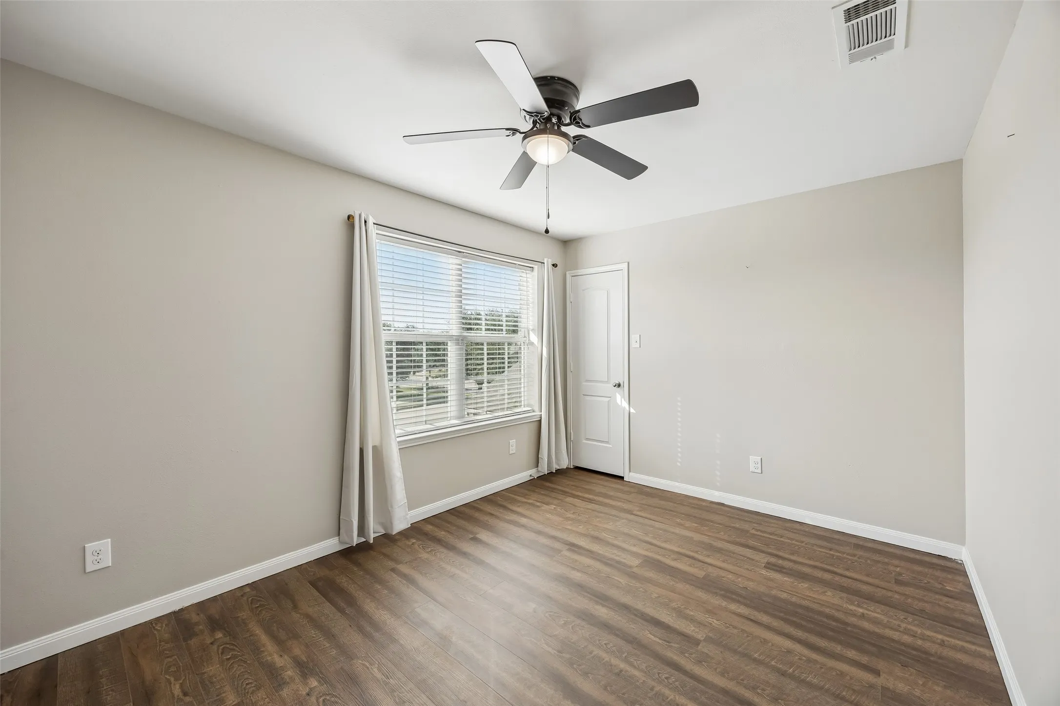 Single Family Residence For Sale in Tarrant County , 4709 Cedar Springs Drive, Fort Worth, Texas 76179, 5 Bedroom, 3 Bathroom, 2 Garage spaces, 2,536 Sqft, built in 2014, mls#21338745, Real Estate Agent in Fort Worth, Homes For Sale in Tarrant county, Homes For Sale in Fort Worth, Realtor in Fort Worth Texas, Real Estate Brokerage Independent Realty Texas, Luminita Cordes Realtor