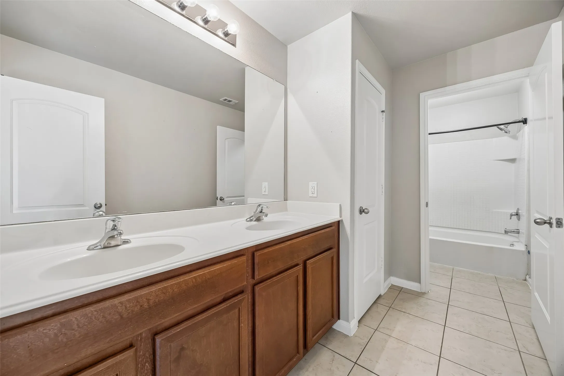 Single Family Residence For Sale in Tarrant County , 4709 Cedar Springs Drive, Fort Worth, Texas 76179, 5 Bedroom, 3 Bathroom, 2 Garage spaces, 2,536 Sqft, built in 2014, mls#21338745, Real Estate Agent in Fort Worth, Homes For Sale in Tarrant county, Homes For Sale in Fort Worth, Realtor in Fort Worth Texas, Real Estate Brokerage Independent Realty Texas, Luminita Cordes Realtor