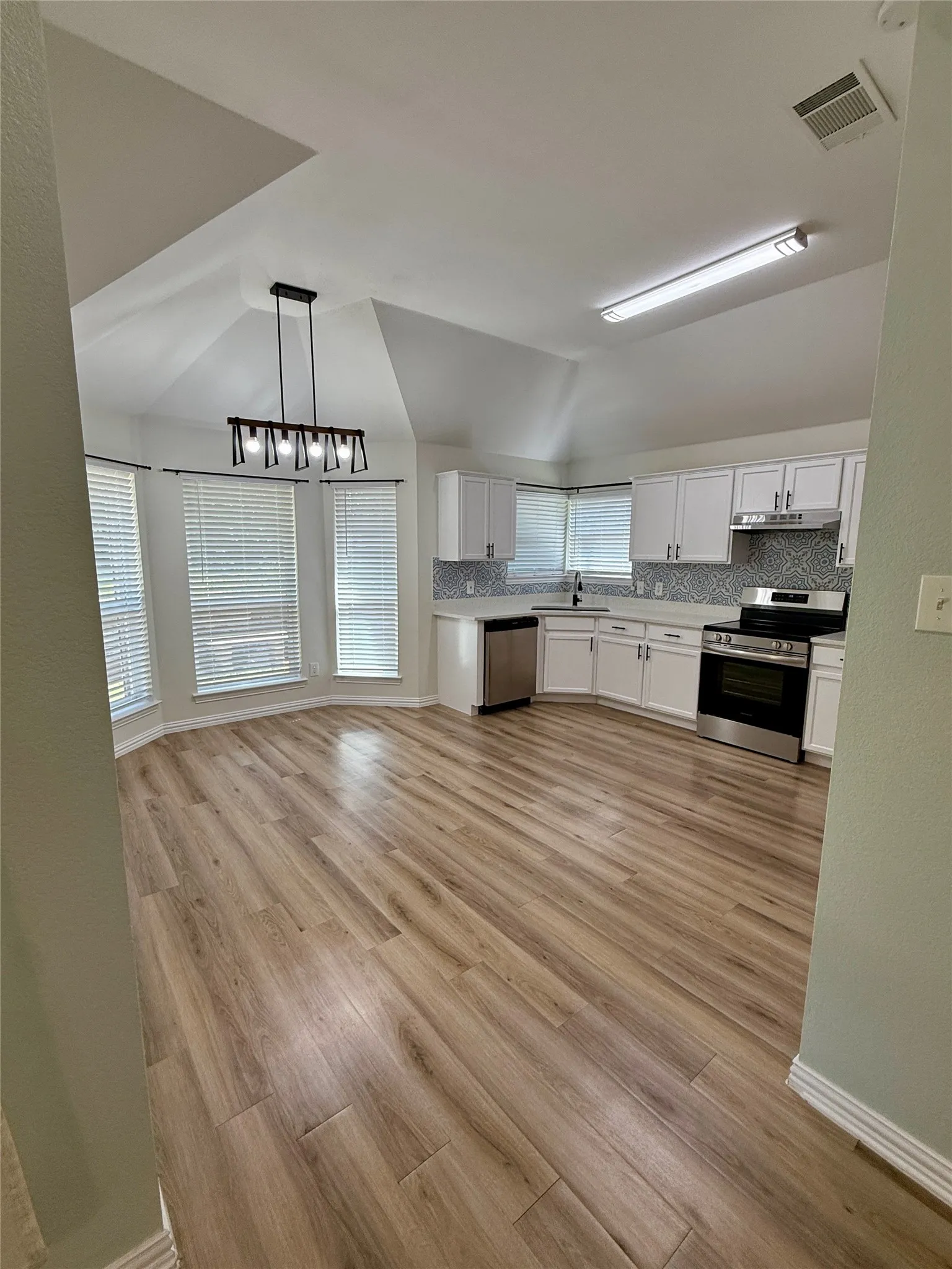 Single Family Residence For Rent in Johnson County , 309 Catherine Street, Joshua, Texas 76058, 3 Bedroom, 2 Bathroom, 2 Garage spaces, 1,626 Sqft, built in 2005, mls#21335792, Real Estate Agent in Joshua, Homes For Rent in Johnson county, Homes For Rent in Joshua, Realtor in Joshua Texas, Real Estate Brokerage Independent Realty Texas, Luminita Cordes Realtor