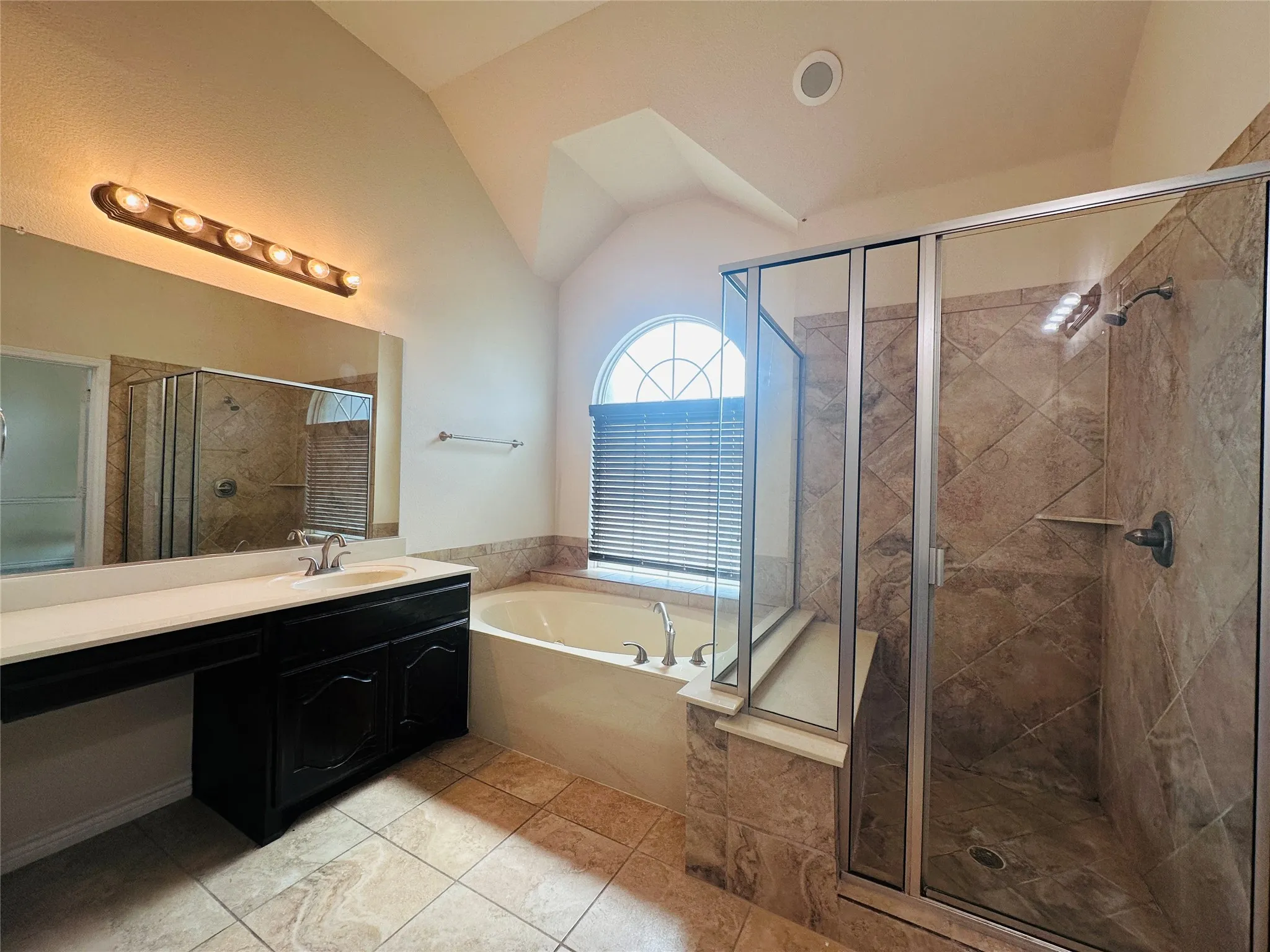 Single Family Residence For Sale in Dallas County , 702 Carolyn T Hunt Drive, Cedar Hill, Texas 75104, 4 Bedroom, 3 Bathroom, 2 Garage spaces, 2,617 Sqft, built in 2013, mls#21338785, Real Estate Agent in Cedar Hill, Homes For Sale in Dallas county, Homes For Sale in Cedar Hill, Realtor in Cedar Hill Texas, Real Estate Brokerage Independent Realty Texas, Luminita Cordes Realtor