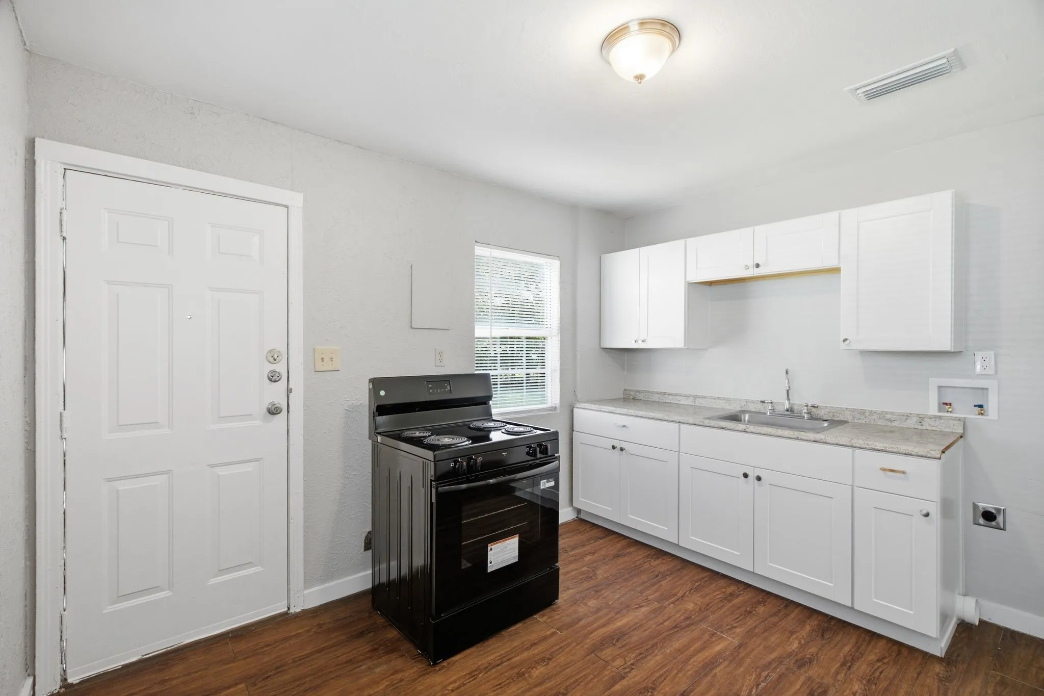 Single Family Residence For Rent in Tarrant County , 2529 Shropshire Street, Fort Worth, Texas 76105, 2 Bedroom, 1 Bathroom, Garage spaces, 692 Sqft, built in 1950, mls#21338776, Real Estate Agent in Fort Worth, Homes For Rent in Tarrant county, Homes For Rent in Fort Worth, Realtor in Fort Worth Texas, Real Estate Brokerage Independent Realty Texas, Luminita Cordes Realtor