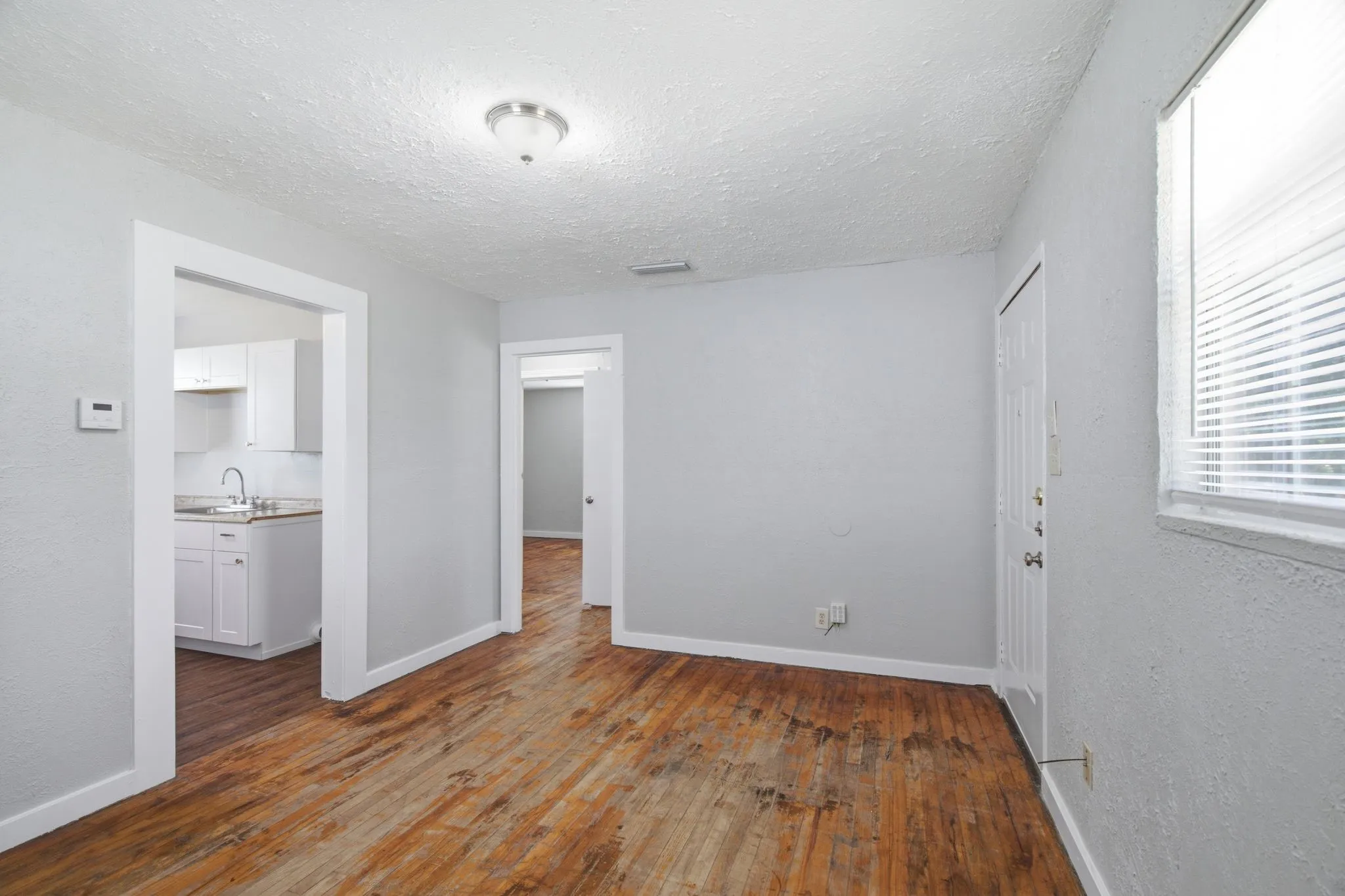 Single Family Residence For Rent in Tarrant County , 2529 Shropshire Street, Fort Worth, Texas 76105, 2 Bedroom, 1 Bathroom, Garage spaces, 692 Sqft, built in 1950, mls#21338776, Real Estate Agent in Fort Worth, Homes For Rent in Tarrant county, Homes For Rent in Fort Worth, Realtor in Fort Worth Texas, Real Estate Brokerage Independent Realty Texas, Luminita Cordes Realtor