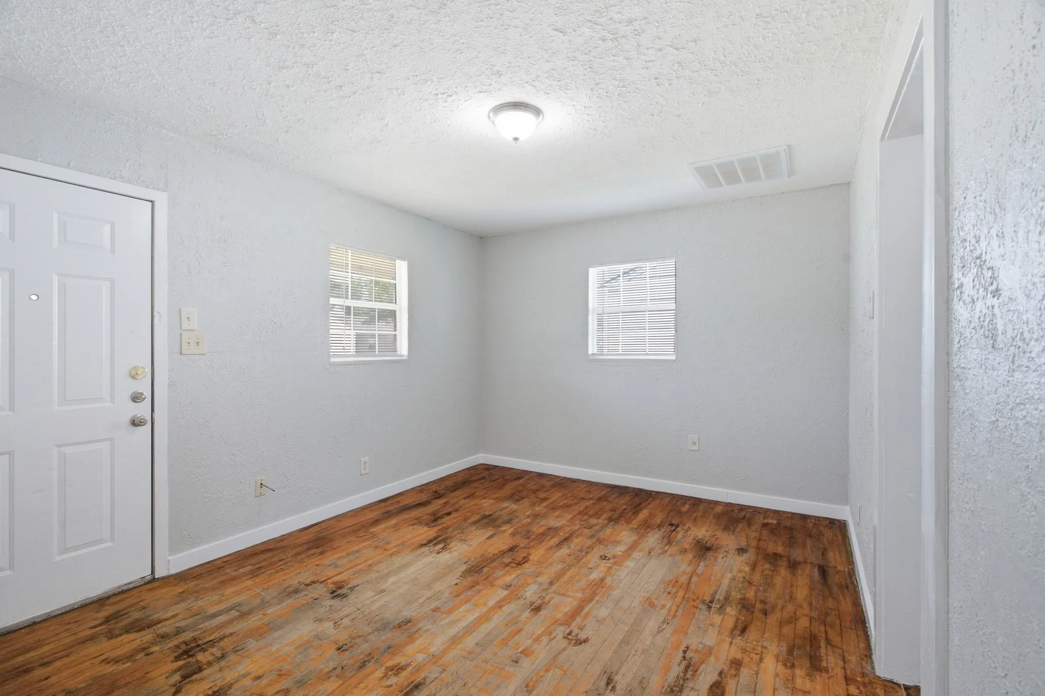 Single Family Residence For Rent in Tarrant County , 2529 Shropshire Street, Fort Worth, Texas 76105, 2 Bedroom, 1 Bathroom, Garage spaces, 692 Sqft, built in 1950, mls#21338776, Real Estate Agent in Fort Worth, Homes For Rent in Tarrant county, Homes For Rent in Fort Worth, Realtor in Fort Worth Texas, Real Estate Brokerage Independent Realty Texas, Luminita Cordes Realtor