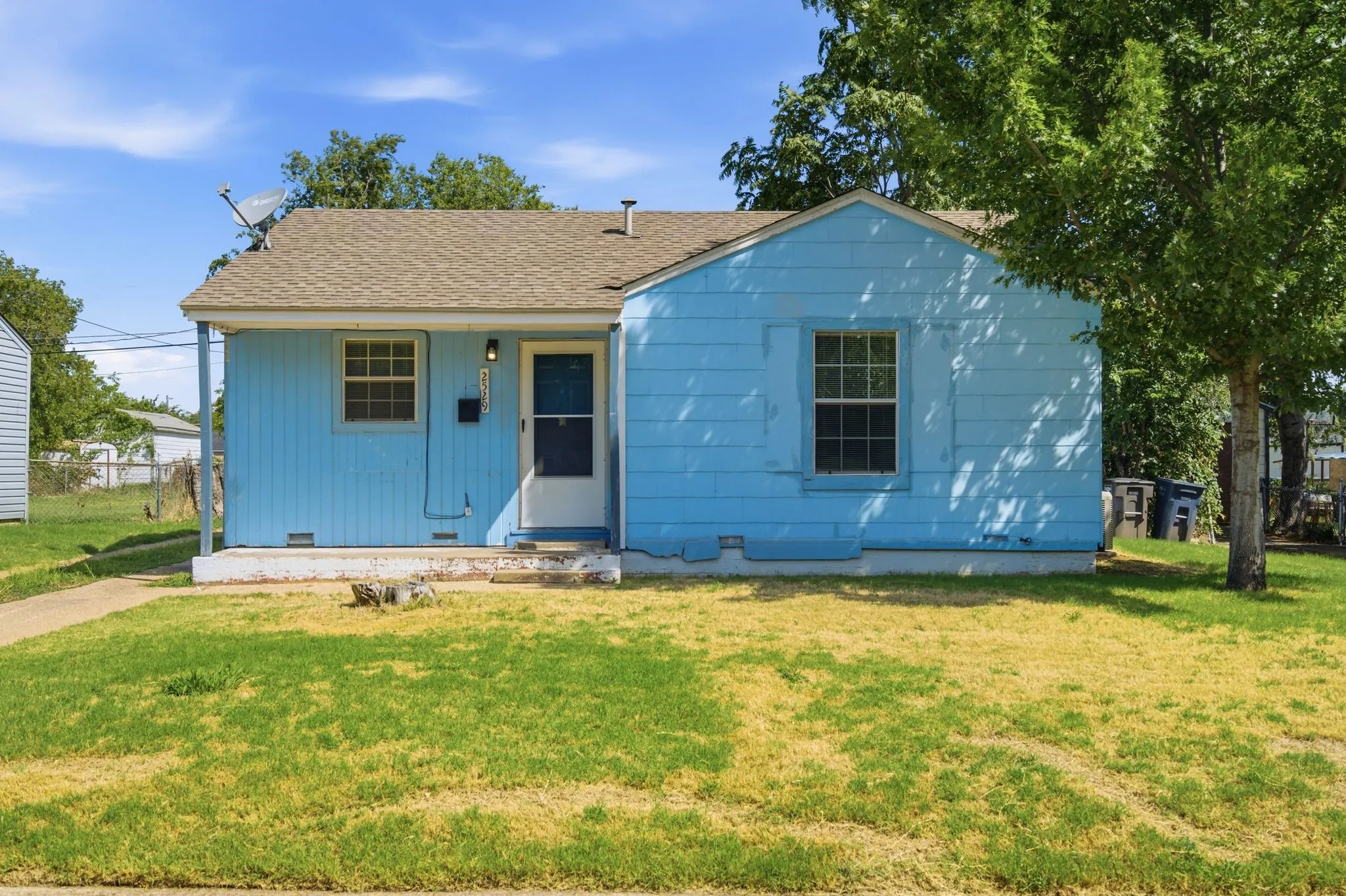 Single Family Residence For Rent in Tarrant County , 2529 Shropshire Street, Fort Worth, Texas 76105, 2 Bedroom, 1 Bathroom, Garage spaces, 692 Sqft, built in 1950, mls#21338776, Real Estate Agent in Fort Worth, Homes For Rent in Tarrant county, Homes For Rent in Fort Worth, Realtor in Fort Worth Texas, Real Estate Brokerage Independent Realty Texas, Luminita Cordes Realtor
