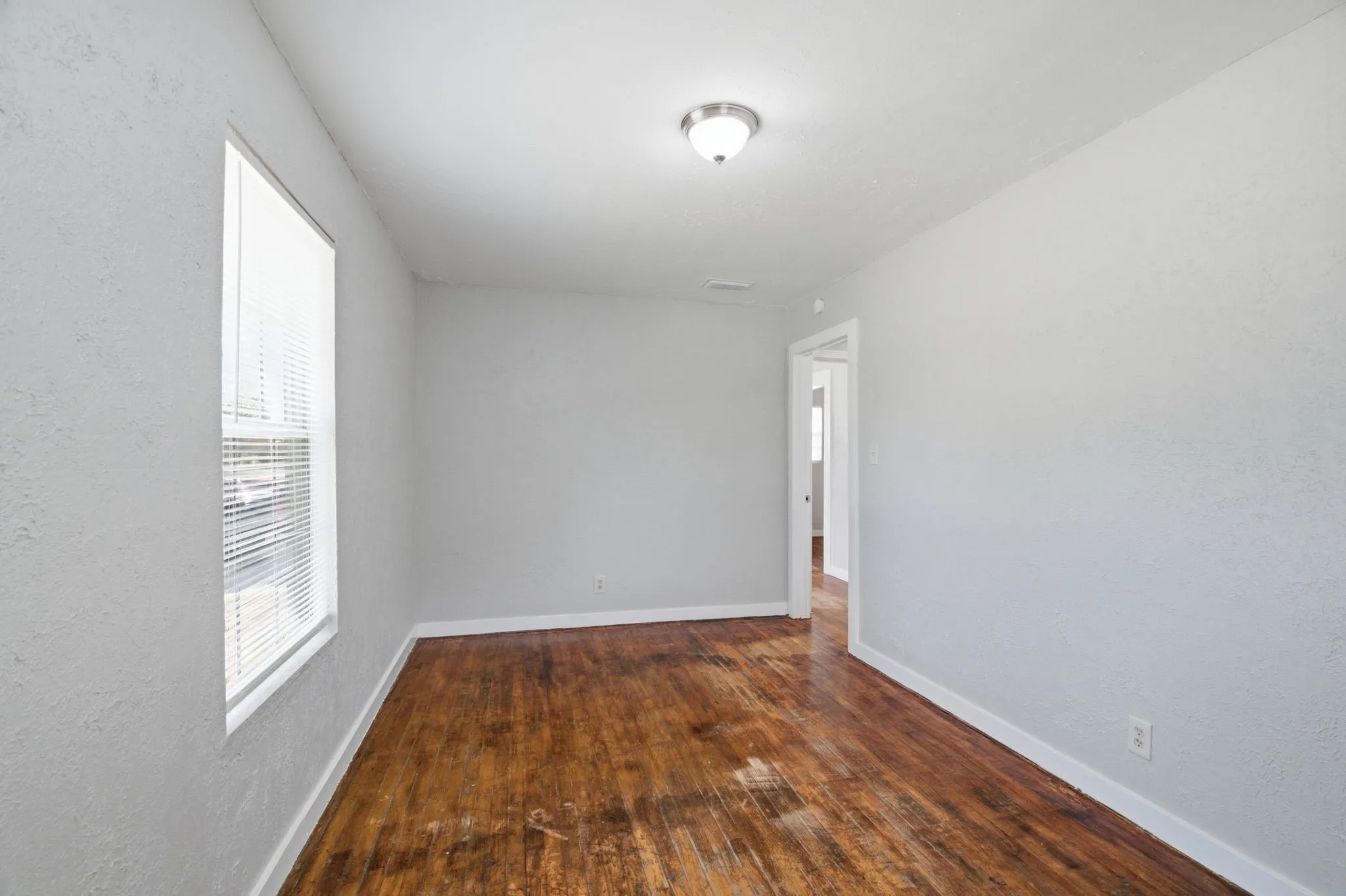 Single Family Residence For Rent in Tarrant County , 2529 Shropshire Street, Fort Worth, Texas 76105, 2 Bedroom, 1 Bathroom, Garage spaces, 692 Sqft, built in 1950, mls#21338776, Real Estate Agent in Fort Worth, Homes For Rent in Tarrant county, Homes For Rent in Fort Worth, Realtor in Fort Worth Texas, Real Estate Brokerage Independent Realty Texas, Luminita Cordes Realtor