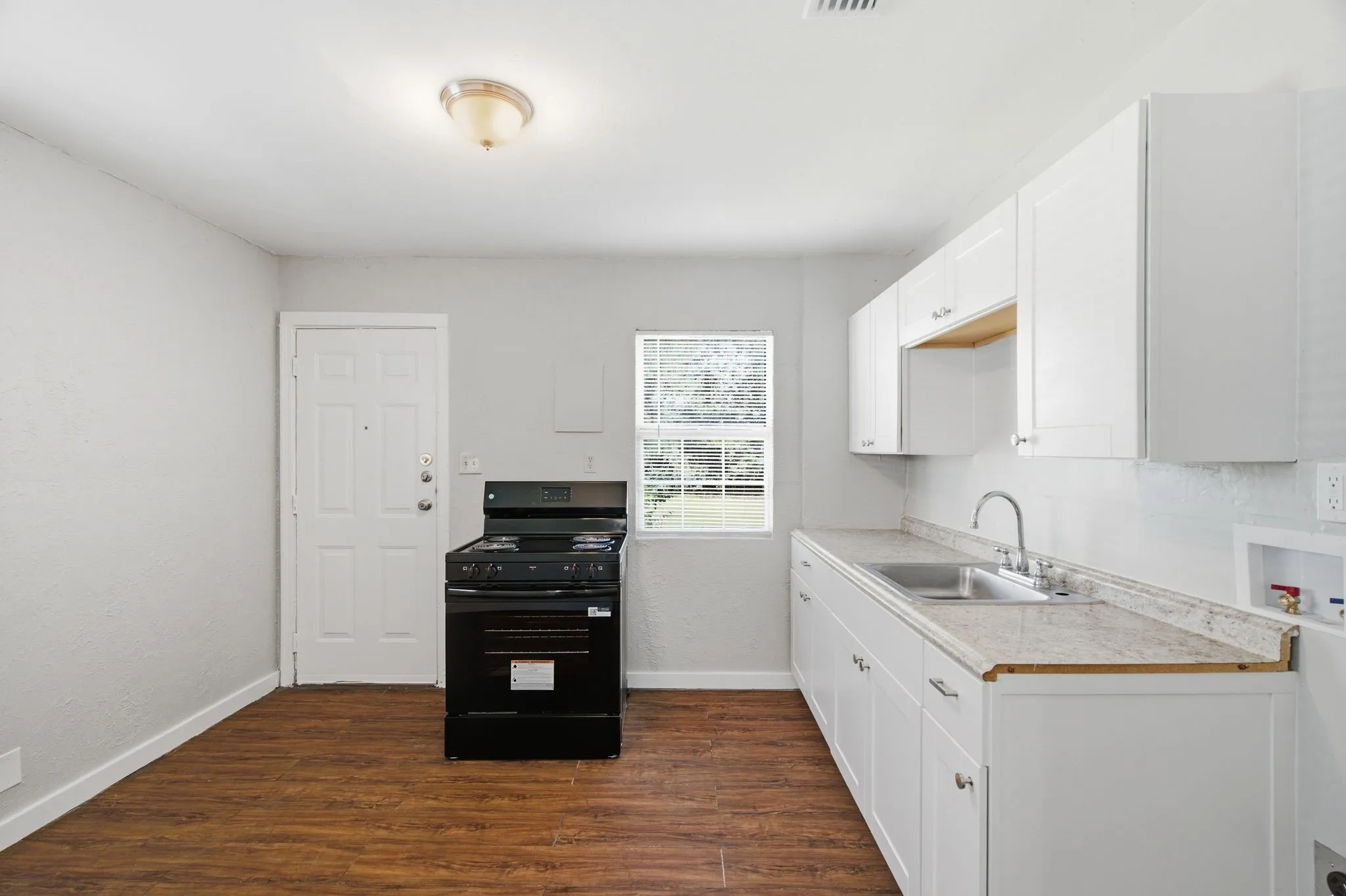 Single Family Residence For Rent in Tarrant County , 2529 Shropshire Street, Fort Worth, Texas 76105, 2 Bedroom, 1 Bathroom, Garage spaces, 692 Sqft, built in 1950, mls#21338776, Real Estate Agent in Fort Worth, Homes For Rent in Tarrant county, Homes For Rent in Fort Worth, Realtor in Fort Worth Texas, Real Estate Brokerage Independent Realty Texas, Luminita Cordes Realtor
