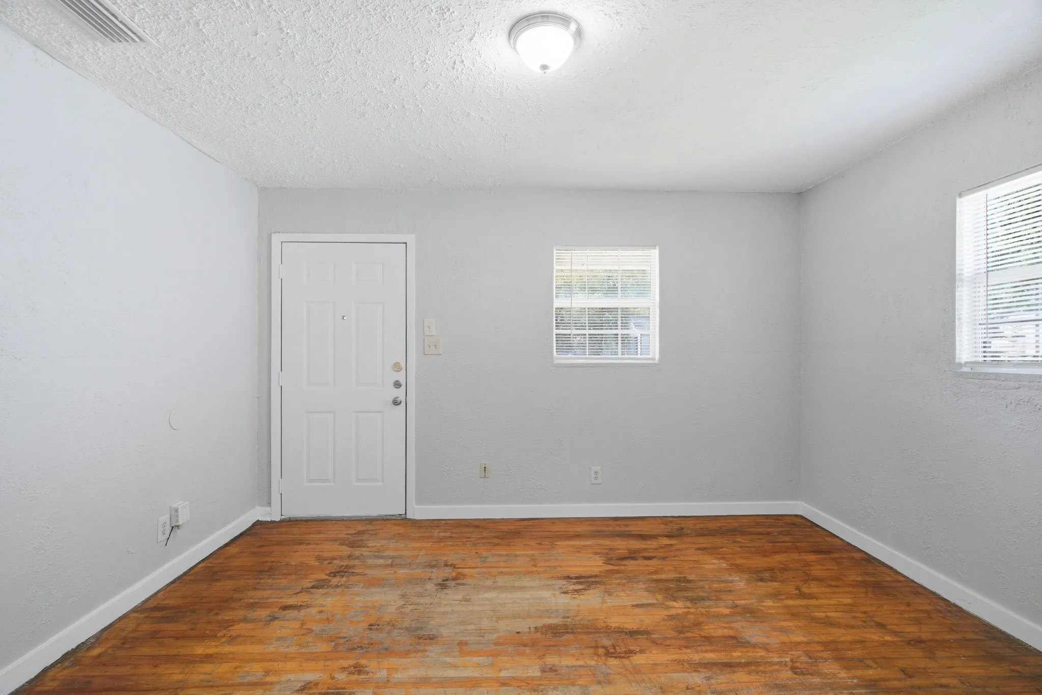 Single Family Residence For Rent in Tarrant County , 2529 Shropshire Street, Fort Worth, Texas 76105, 2 Bedroom, 1 Bathroom, Garage spaces, 692 Sqft, built in 1950, mls#21338776, Real Estate Agent in Fort Worth, Homes For Rent in Tarrant county, Homes For Rent in Fort Worth, Realtor in Fort Worth Texas, Real Estate Brokerage Independent Realty Texas, Luminita Cordes Realtor