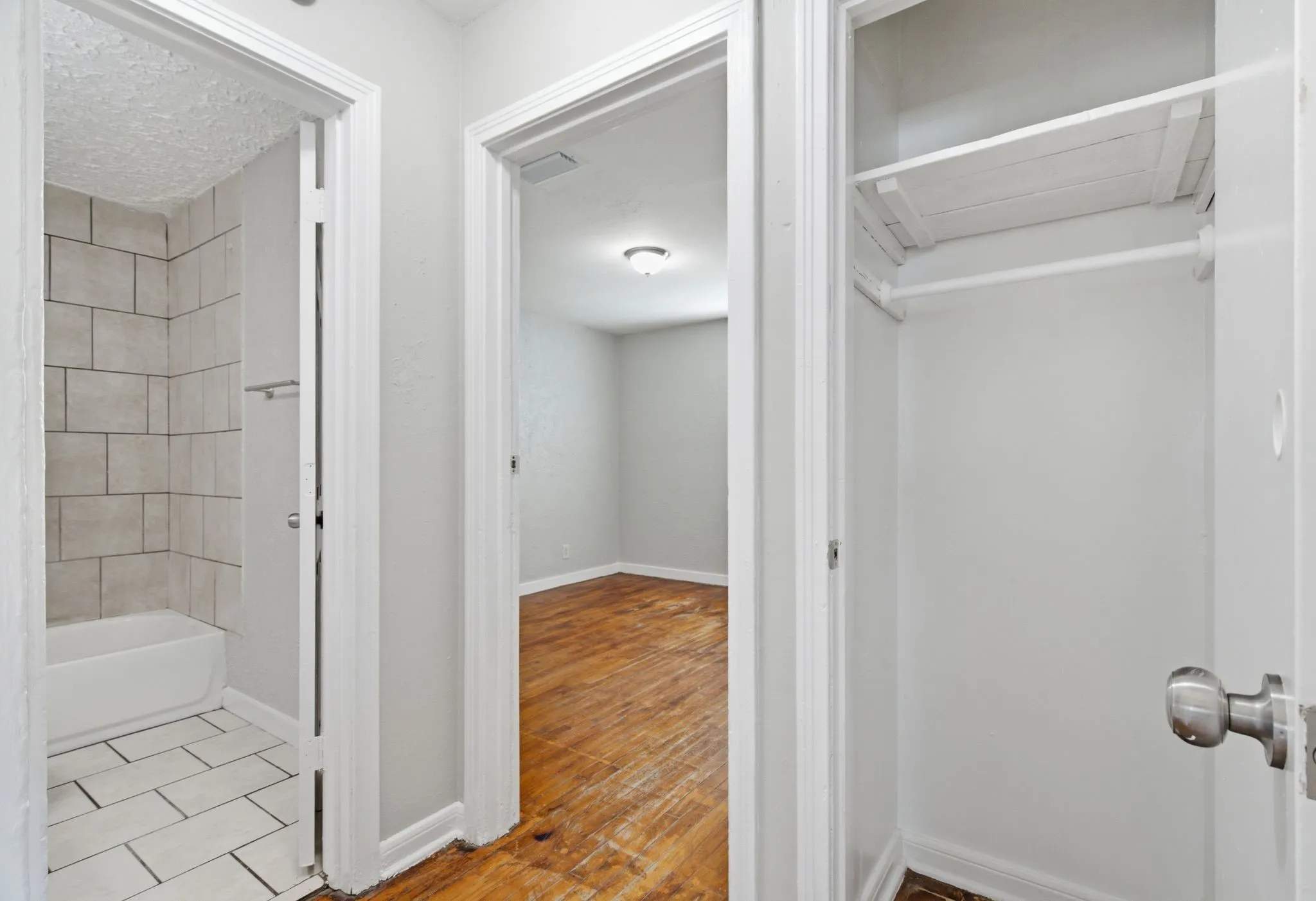 Single Family Residence For Rent in Tarrant County , 2529 Shropshire Street, Fort Worth, Texas 76105, 2 Bedroom, 1 Bathroom, Garage spaces, 692 Sqft, built in 1950, mls#21338776, Real Estate Agent in Fort Worth, Homes For Rent in Tarrant county, Homes For Rent in Fort Worth, Realtor in Fort Worth Texas, Real Estate Brokerage Independent Realty Texas, Luminita Cordes Realtor