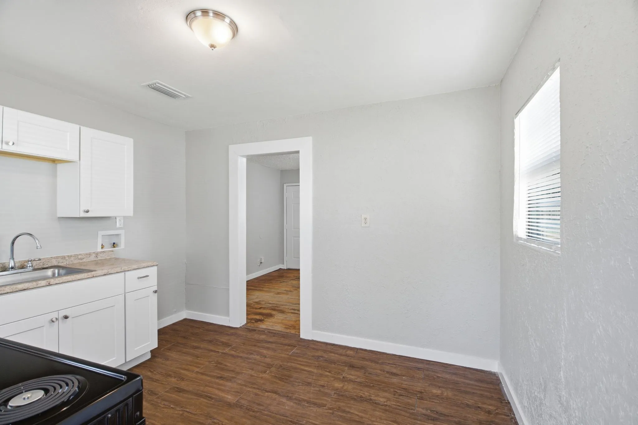 Single Family Residence For Rent in Tarrant County , 2529 Shropshire Street, Fort Worth, Texas 76105, 2 Bedroom, 1 Bathroom, Garage spaces, 692 Sqft, built in 1950, mls#21338776, Real Estate Agent in Fort Worth, Homes For Rent in Tarrant county, Homes For Rent in Fort Worth, Realtor in Fort Worth Texas, Real Estate Brokerage Independent Realty Texas, Luminita Cordes Realtor