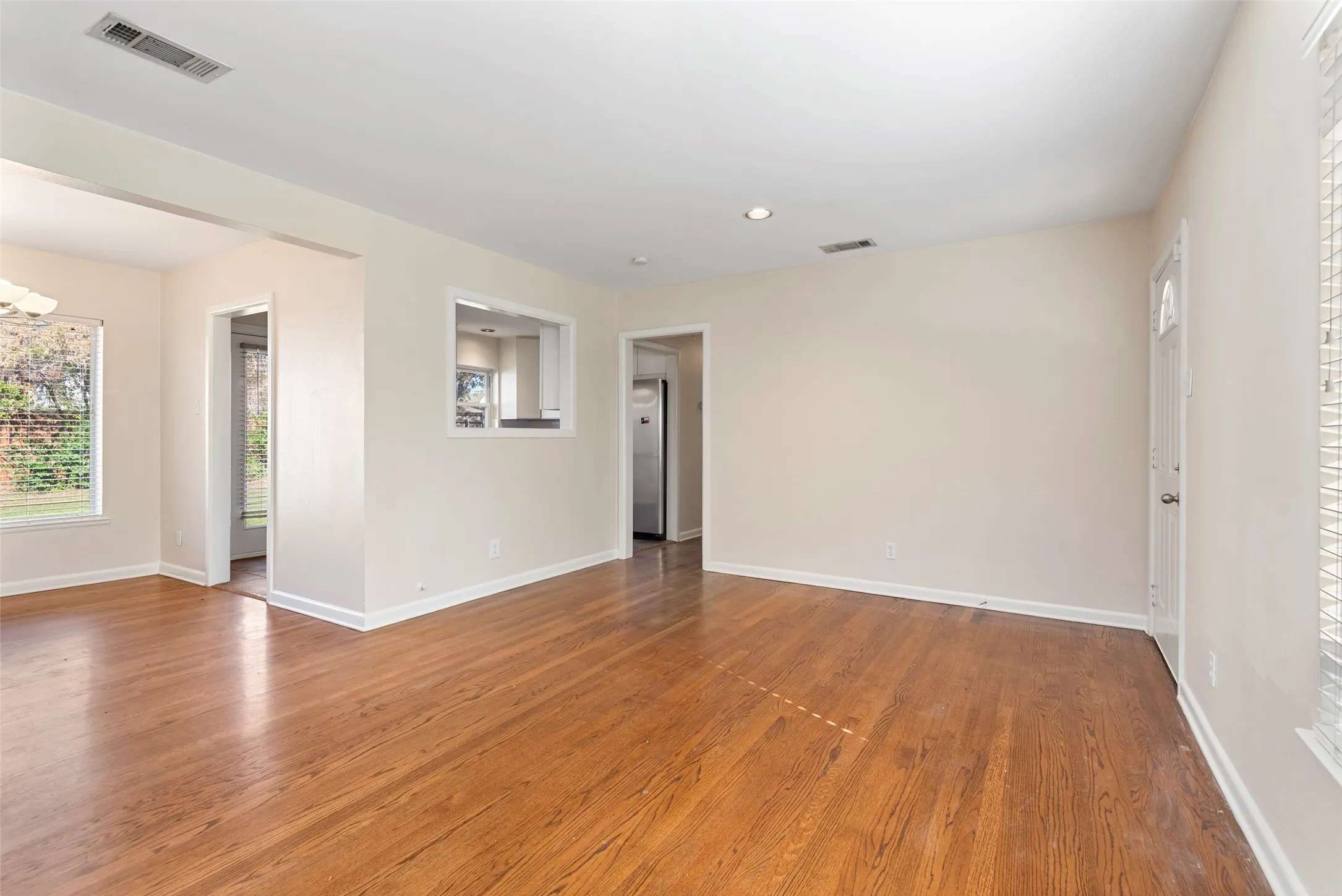 Single Family Residence For Rent in Dallas County , 4131 Saranac Drive, Dallas, Texas 75220, 3 Bedroom, 1 Bathroom, 1 Garage spaces, 1,250 Sqft, built in 1951, mls#21338796, Real Estate Agent in Dallas, Homes For Rent in Dallas county, Homes For Rent in Dallas, Realtor in Dallas Texas, Real Estate Brokerage Independent Realty Texas, Luminita Cordes Realtor