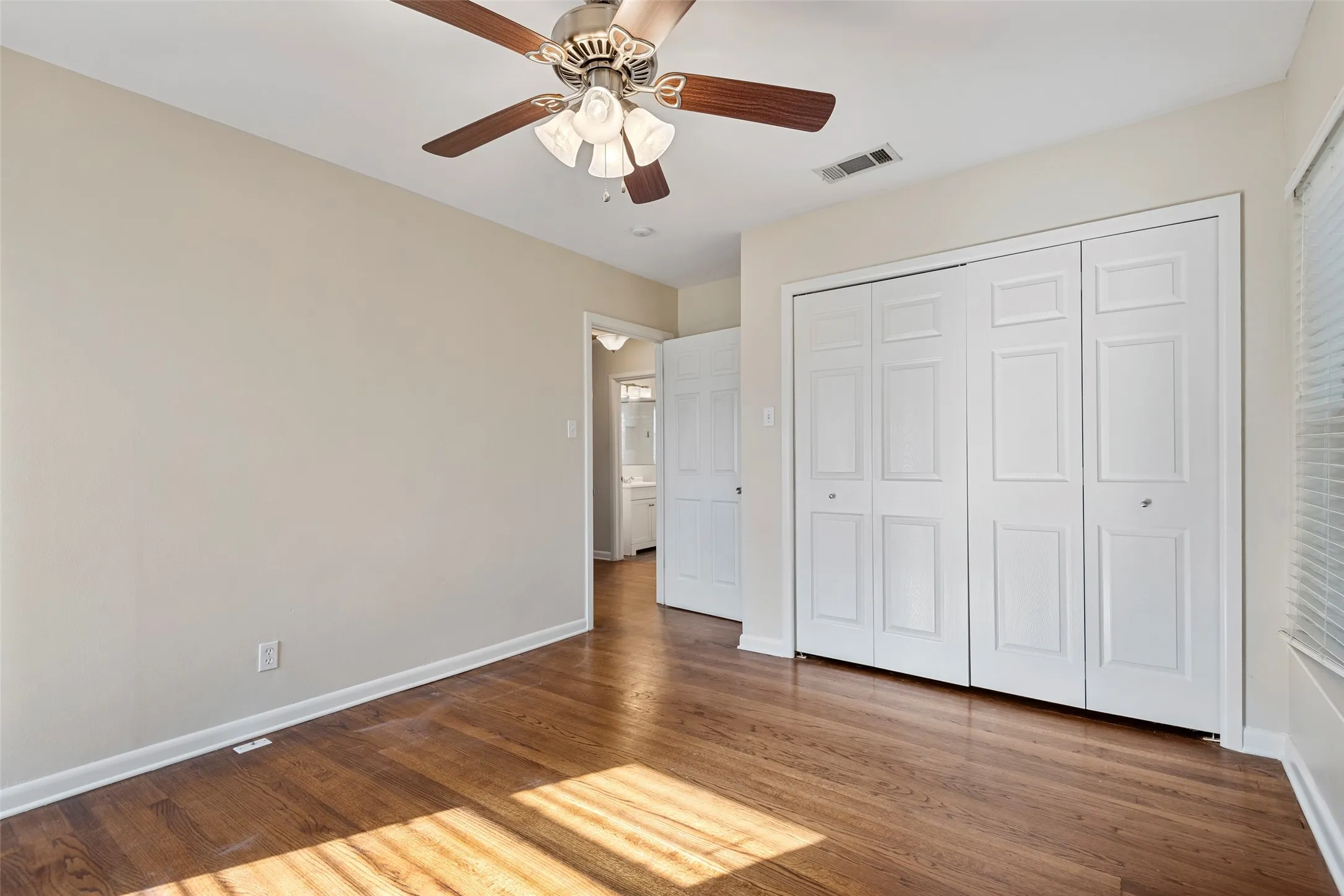 Single Family Residence For Rent in Dallas County , 4131 Saranac Drive, Dallas, Texas 75220, 3 Bedroom, 1 Bathroom, 1 Garage spaces, 1,250 Sqft, built in 1951, mls#21338796, Real Estate Agent in Dallas, Homes For Rent in Dallas county, Homes For Rent in Dallas, Realtor in Dallas Texas, Real Estate Brokerage Independent Realty Texas, Luminita Cordes Realtor