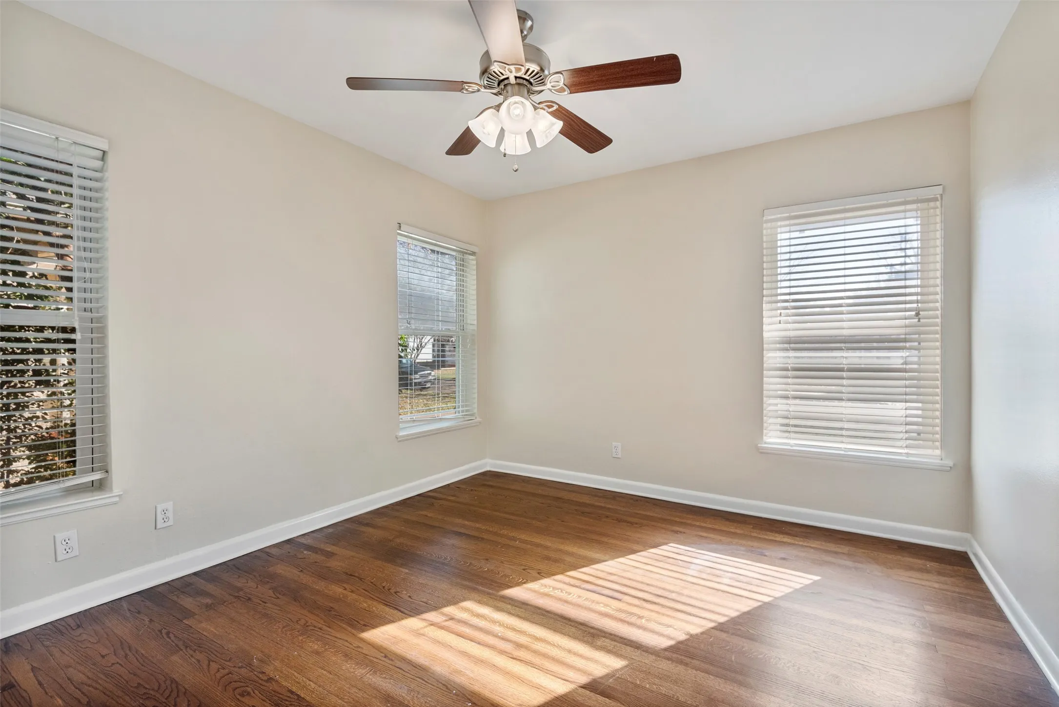 Single Family Residence For Rent in Dallas County , 4131 Saranac Drive, Dallas, Texas 75220, 3 Bedroom, 1 Bathroom, 1 Garage spaces, 1,250 Sqft, built in 1951, mls#21338796, Real Estate Agent in Dallas, Homes For Rent in Dallas county, Homes For Rent in Dallas, Realtor in Dallas Texas, Real Estate Brokerage Independent Realty Texas, Luminita Cordes Realtor