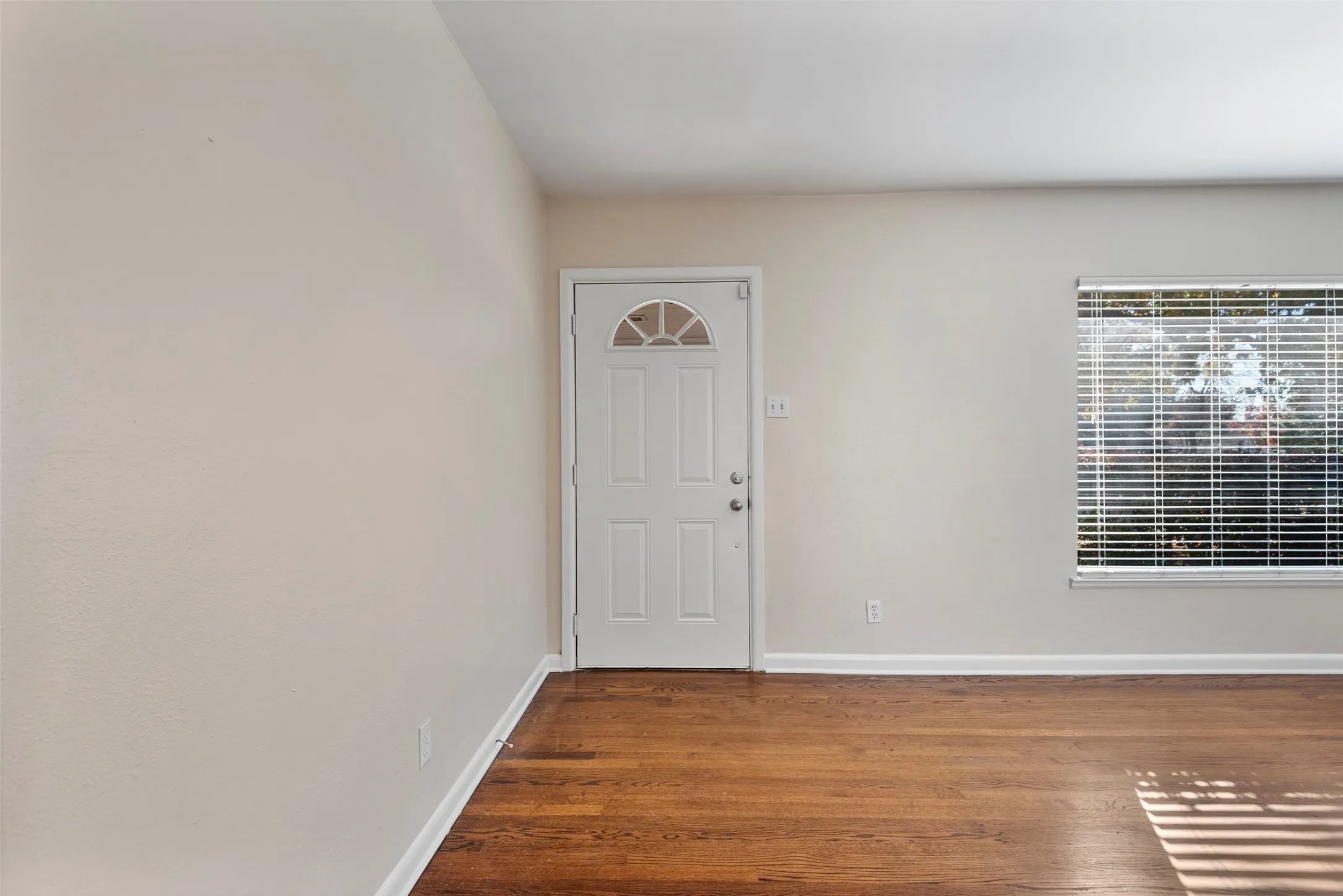 Single Family Residence For Rent in Dallas County , 4131 Saranac Drive, Dallas, Texas 75220, 3 Bedroom, 1 Bathroom, 1 Garage spaces, 1,250 Sqft, built in 1951, mls#21338796, Real Estate Agent in Dallas, Homes For Rent in Dallas county, Homes For Rent in Dallas, Realtor in Dallas Texas, Real Estate Brokerage Independent Realty Texas, Luminita Cordes Realtor