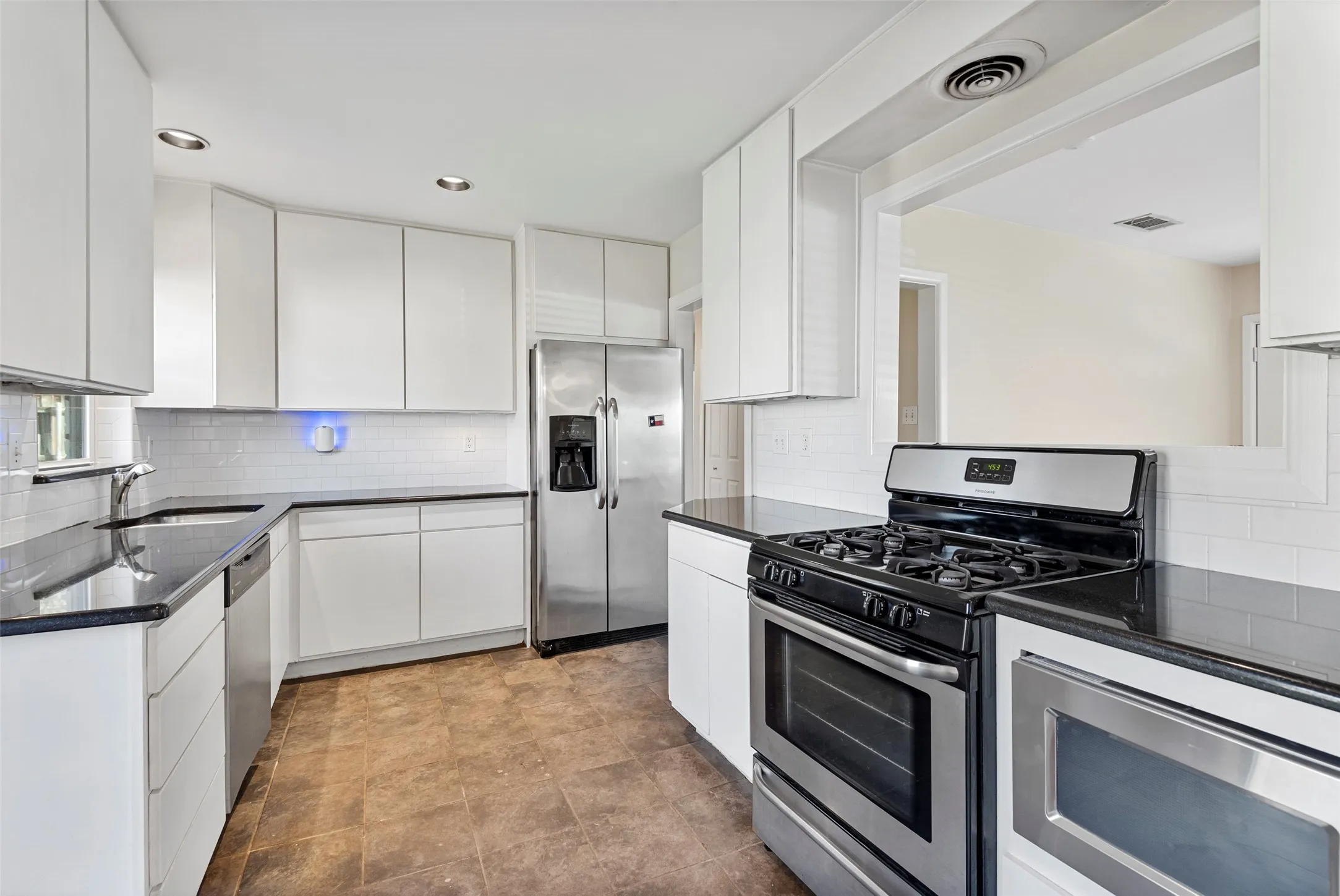 Single Family Residence For Rent in Dallas County , 4131 Saranac Drive, Dallas, Texas 75220, 3 Bedroom, 1 Bathroom, 1 Garage spaces, 1,250 Sqft, built in 1951, mls#21338796, Real Estate Agent in Dallas, Homes For Rent in Dallas county, Homes For Rent in Dallas, Realtor in Dallas Texas, Real Estate Brokerage Independent Realty Texas, Luminita Cordes Realtor
