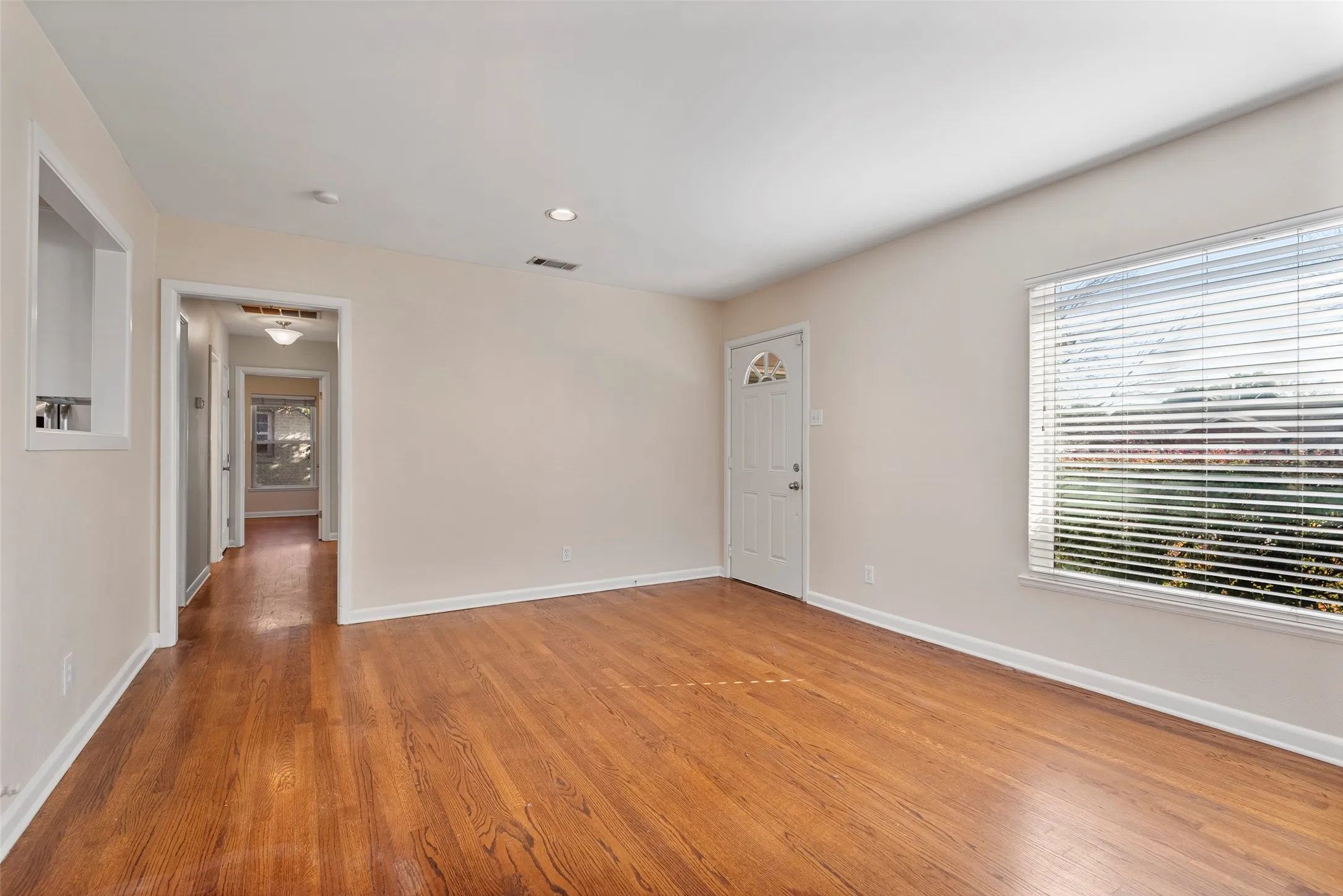 Single Family Residence For Rent in Dallas County , 4131 Saranac Drive, Dallas, Texas 75220, 3 Bedroom, 1 Bathroom, 1 Garage spaces, 1,250 Sqft, built in 1951, mls#21338796, Real Estate Agent in Dallas, Homes For Rent in Dallas county, Homes For Rent in Dallas, Realtor in Dallas Texas, Real Estate Brokerage Independent Realty Texas, Luminita Cordes Realtor