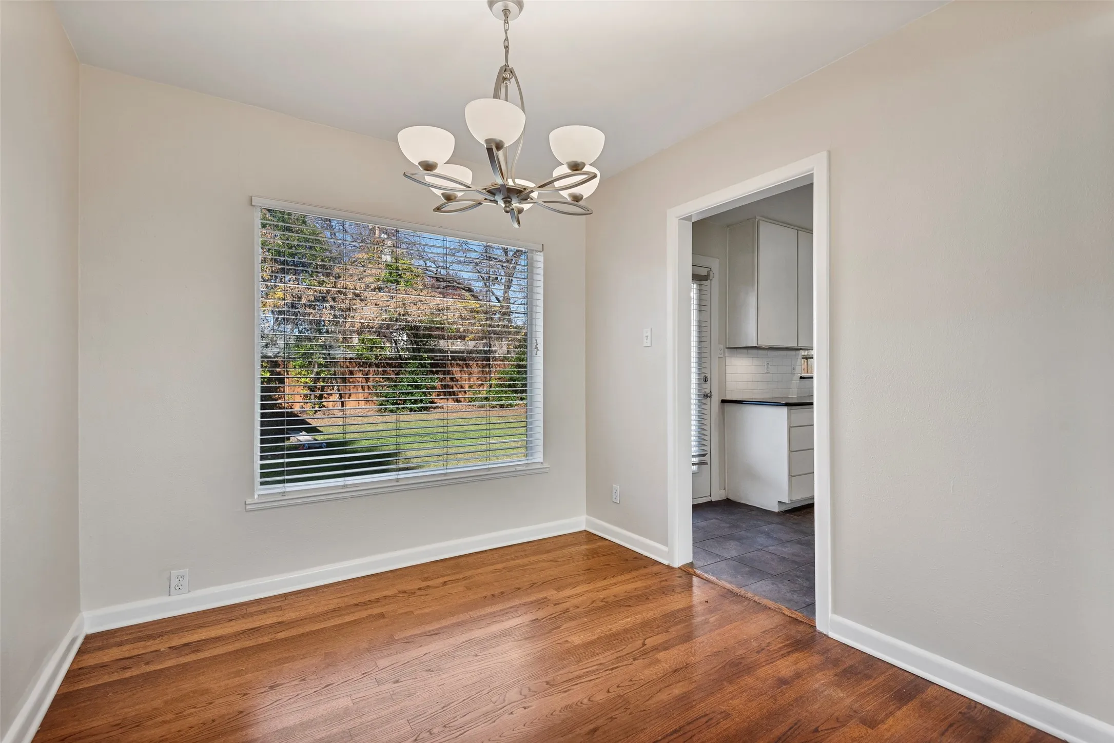 Single Family Residence For Rent in Dallas County , 4131 Saranac Drive, Dallas, Texas 75220, 3 Bedroom, 1 Bathroom, 1 Garage spaces, 1,250 Sqft, built in 1951, mls#21338796, Real Estate Agent in Dallas, Homes For Rent in Dallas county, Homes For Rent in Dallas, Realtor in Dallas Texas, Real Estate Brokerage Independent Realty Texas, Luminita Cordes Realtor