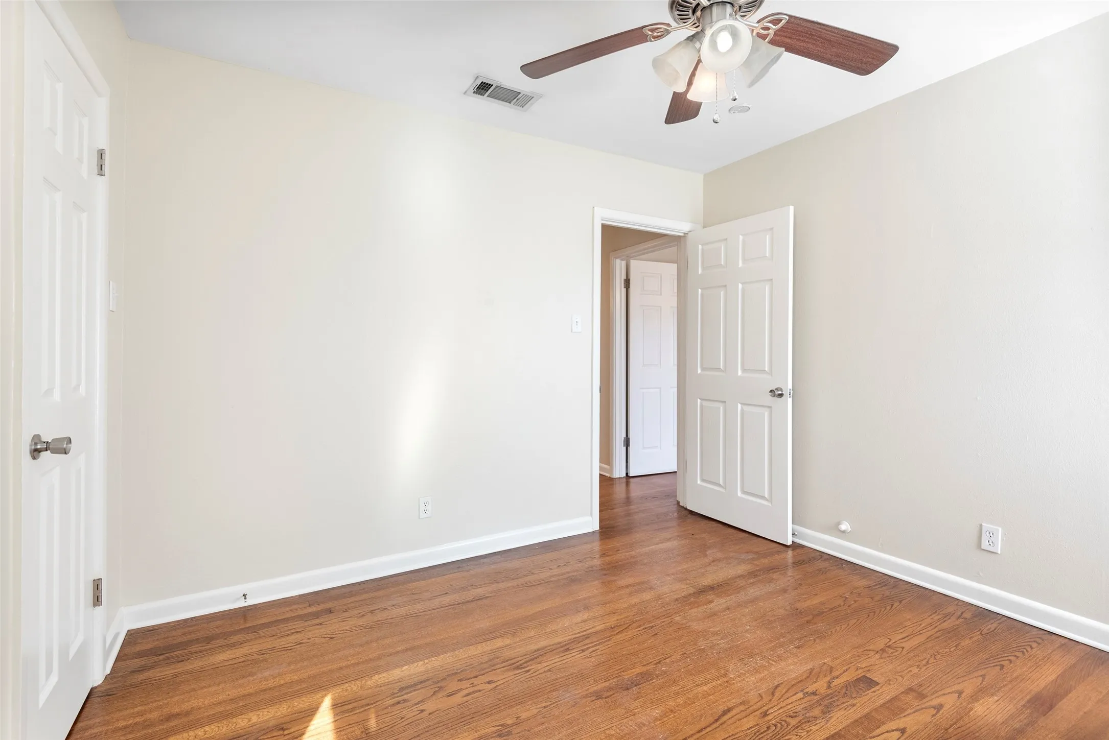 Single Family Residence For Rent in Dallas County , 4131 Saranac Drive, Dallas, Texas 75220, 3 Bedroom, 1 Bathroom, 1 Garage spaces, 1,250 Sqft, built in 1951, mls#21338796, Real Estate Agent in Dallas, Homes For Rent in Dallas county, Homes For Rent in Dallas, Realtor in Dallas Texas, Real Estate Brokerage Independent Realty Texas, Luminita Cordes Realtor