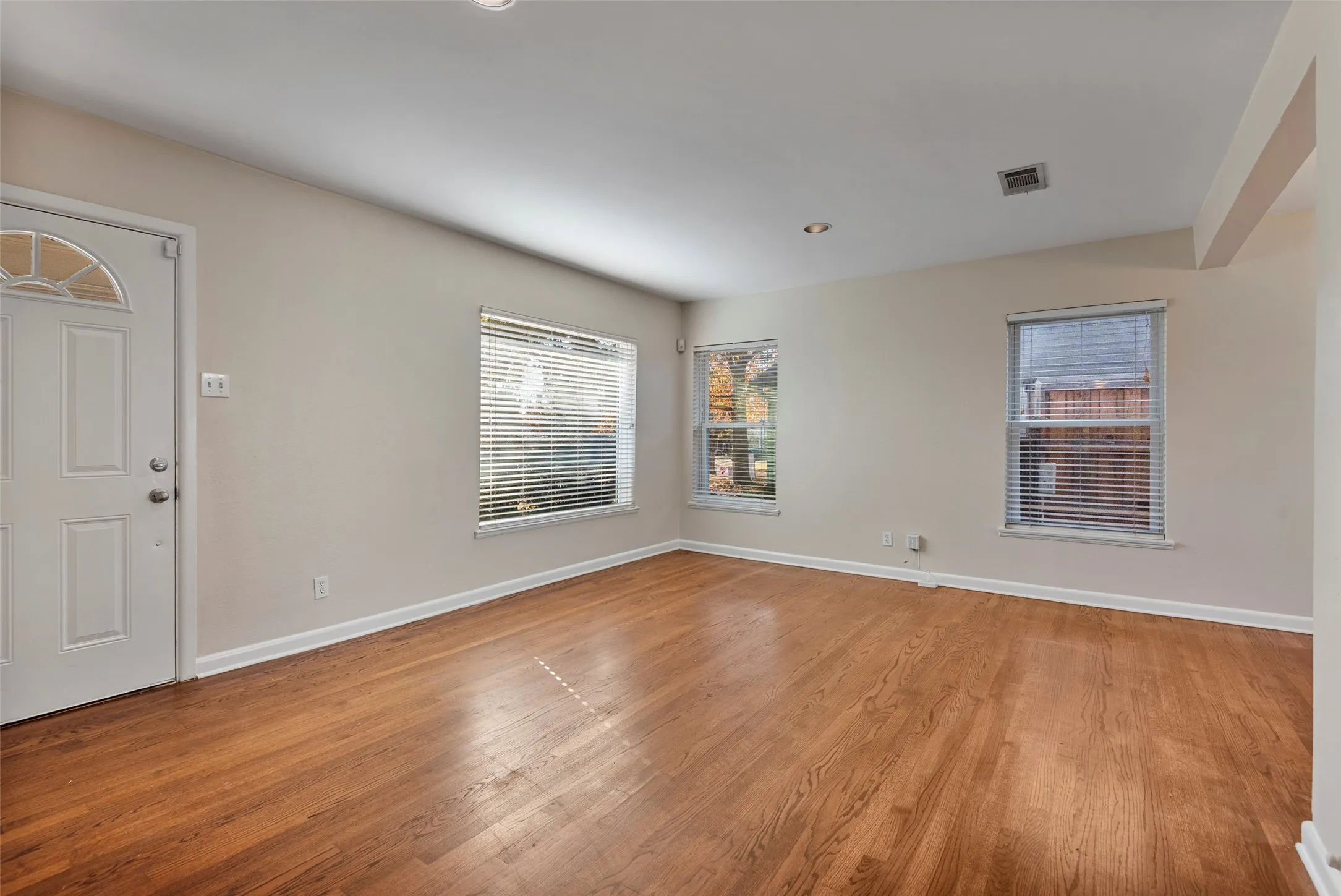 Single Family Residence For Rent in Dallas County , 4131 Saranac Drive, Dallas, Texas 75220, 3 Bedroom, 1 Bathroom, 1 Garage spaces, 1,250 Sqft, built in 1951, mls#21338796, Real Estate Agent in Dallas, Homes For Rent in Dallas county, Homes For Rent in Dallas, Realtor in Dallas Texas, Real Estate Brokerage Independent Realty Texas, Luminita Cordes Realtor