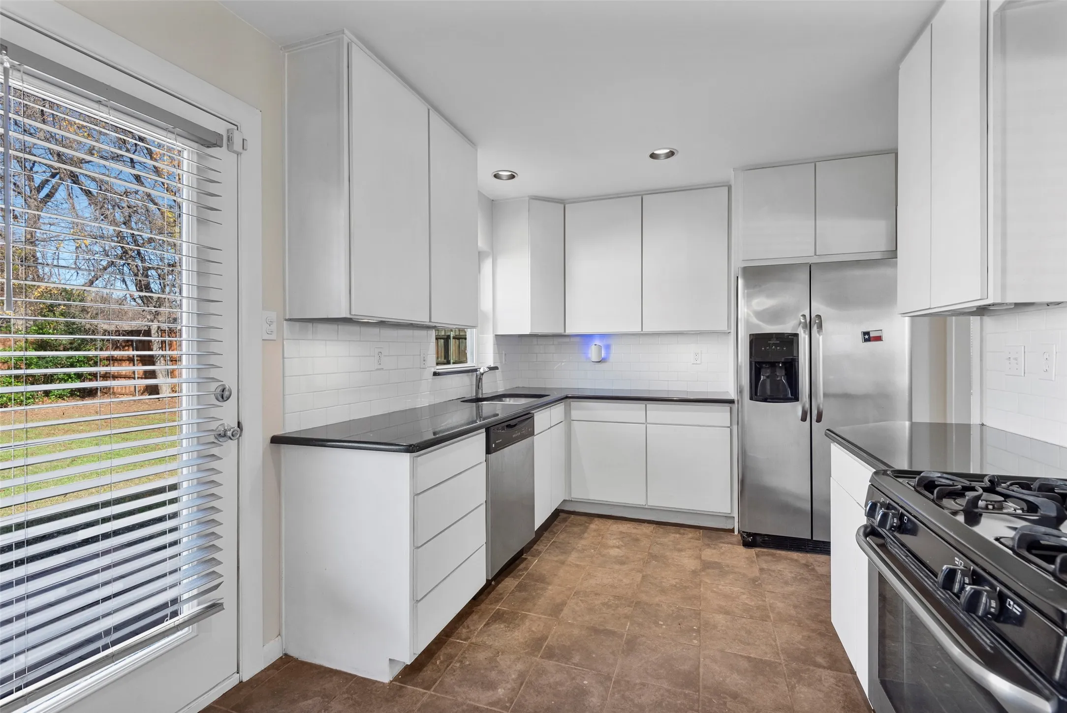 Single Family Residence For Rent in Dallas County , 4131 Saranac Drive, Dallas, Texas 75220, 3 Bedroom, 1 Bathroom, 1 Garage spaces, 1,250 Sqft, built in 1951, mls#21338796, Real Estate Agent in Dallas, Homes For Rent in Dallas county, Homes For Rent in Dallas, Realtor in Dallas Texas, Real Estate Brokerage Independent Realty Texas, Luminita Cordes Realtor