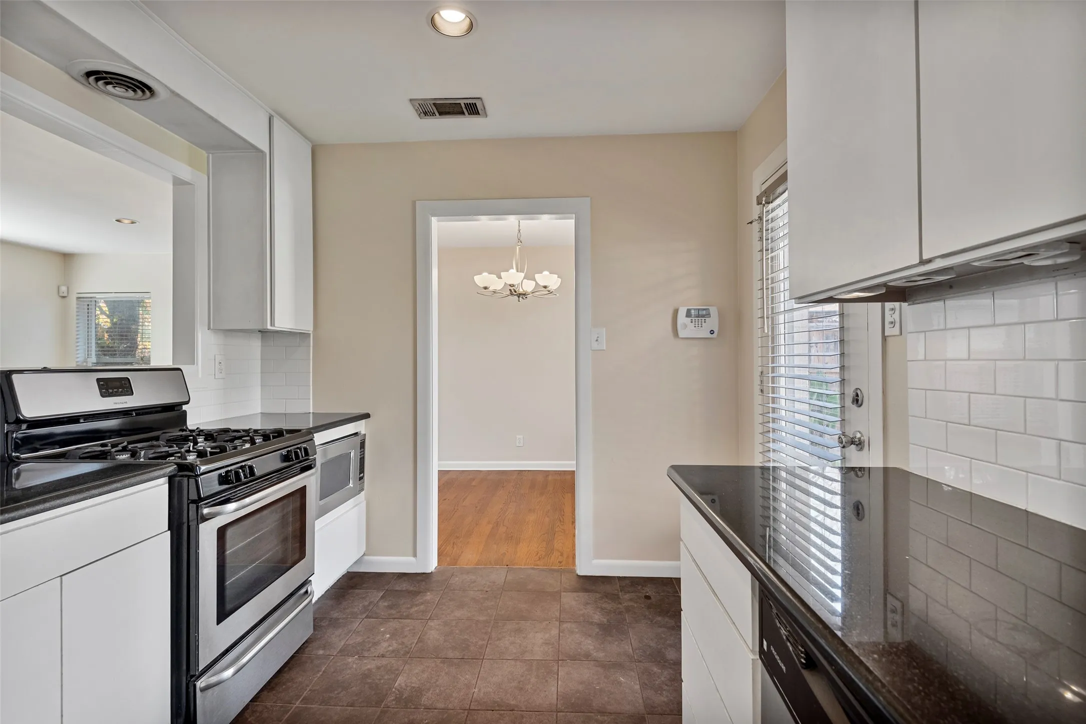 Single Family Residence For Rent in Dallas County , 4131 Saranac Drive, Dallas, Texas 75220, 3 Bedroom, 1 Bathroom, 1 Garage spaces, 1,250 Sqft, built in 1951, mls#21338796, Real Estate Agent in Dallas, Homes For Rent in Dallas county, Homes For Rent in Dallas, Realtor in Dallas Texas, Real Estate Brokerage Independent Realty Texas, Luminita Cordes Realtor