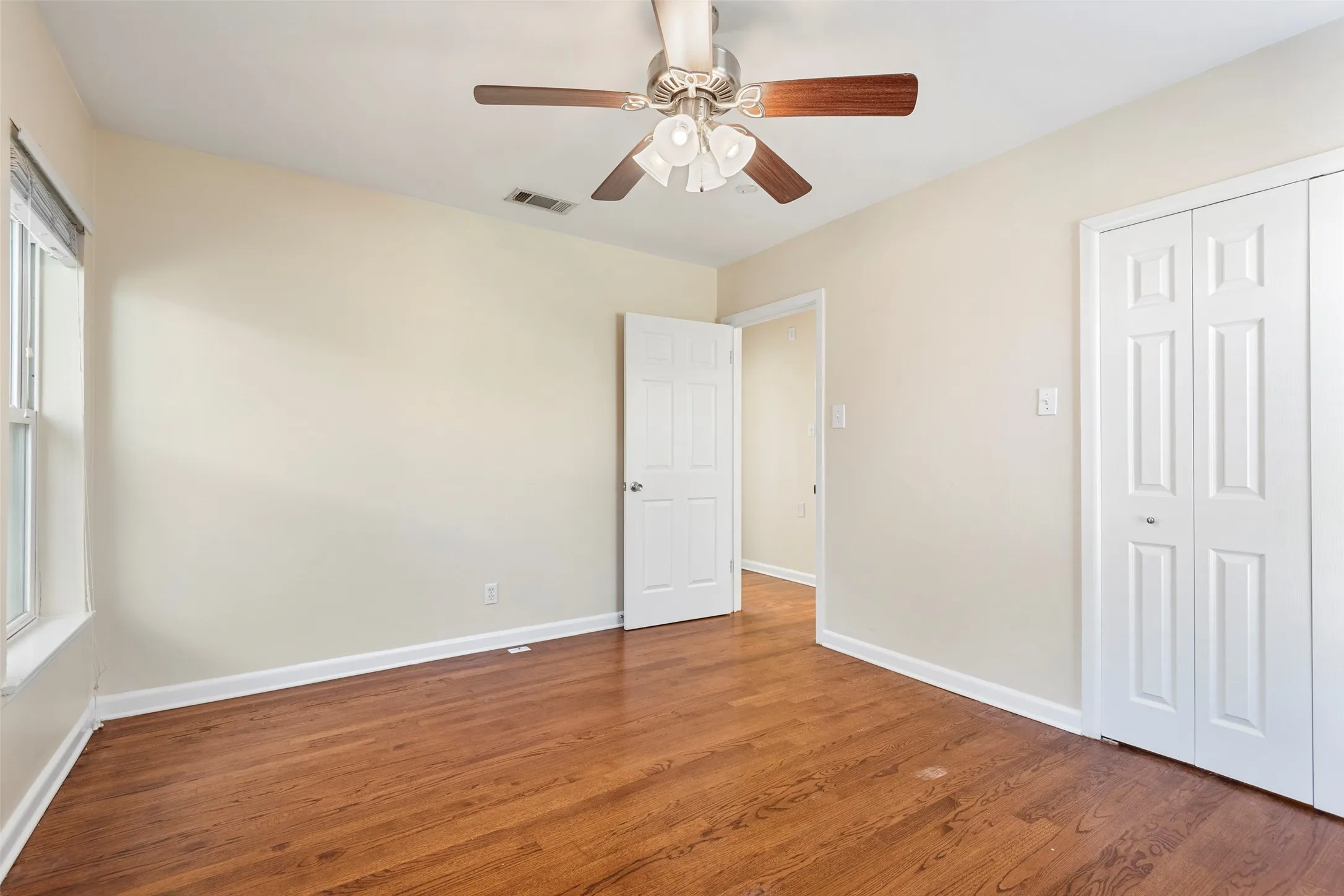 Single Family Residence For Rent in Dallas County , 4131 Saranac Drive, Dallas, Texas 75220, 3 Bedroom, 1 Bathroom, 1 Garage spaces, 1,250 Sqft, built in 1951, mls#21338796, Real Estate Agent in Dallas, Homes For Rent in Dallas county, Homes For Rent in Dallas, Realtor in Dallas Texas, Real Estate Brokerage Independent Realty Texas, Luminita Cordes Realtor