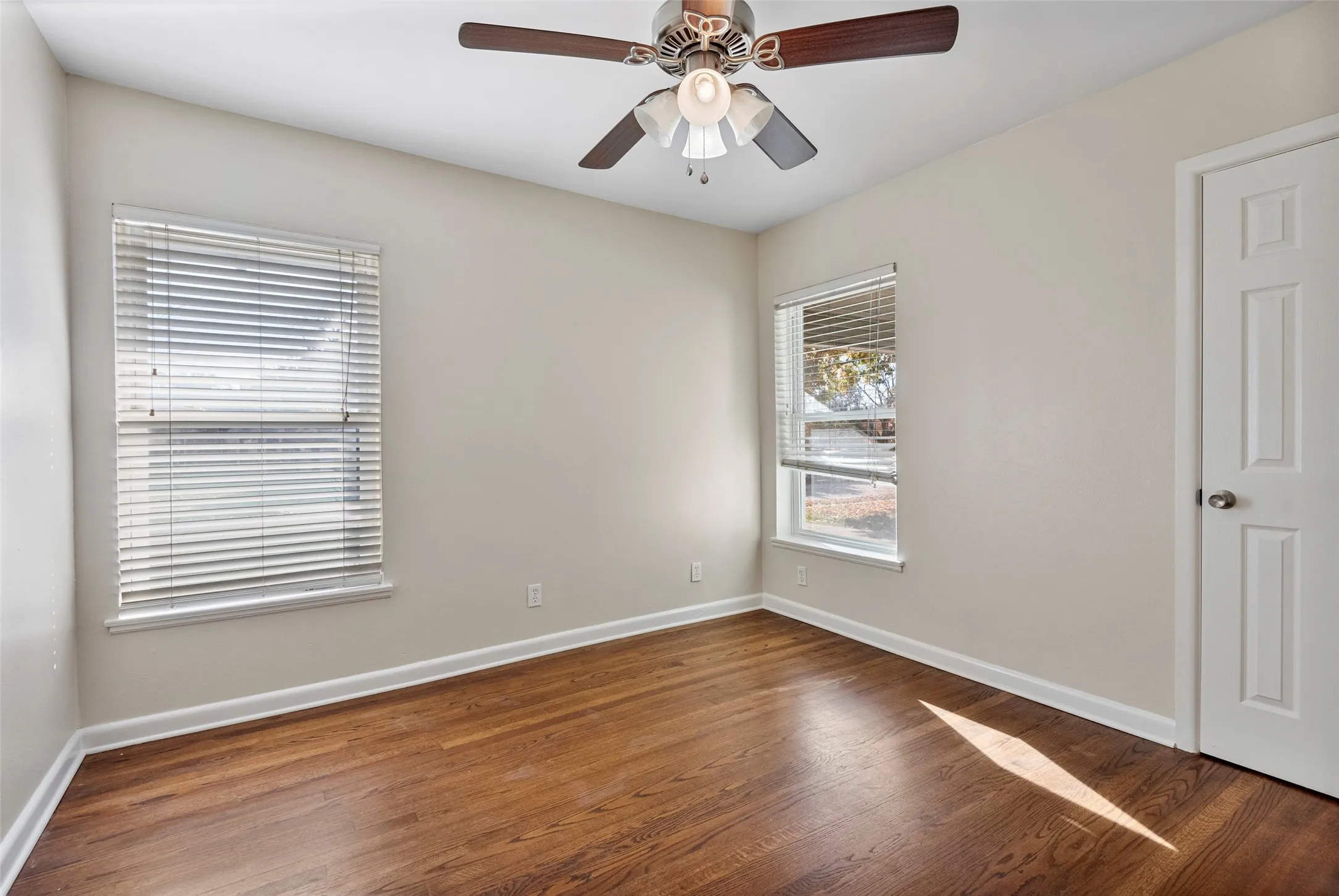 Single Family Residence For Rent in Dallas County , 4131 Saranac Drive, Dallas, Texas 75220, 3 Bedroom, 1 Bathroom, 1 Garage spaces, 1,250 Sqft, built in 1951, mls#21338796, Real Estate Agent in Dallas, Homes For Rent in Dallas county, Homes For Rent in Dallas, Realtor in Dallas Texas, Real Estate Brokerage Independent Realty Texas, Luminita Cordes Realtor