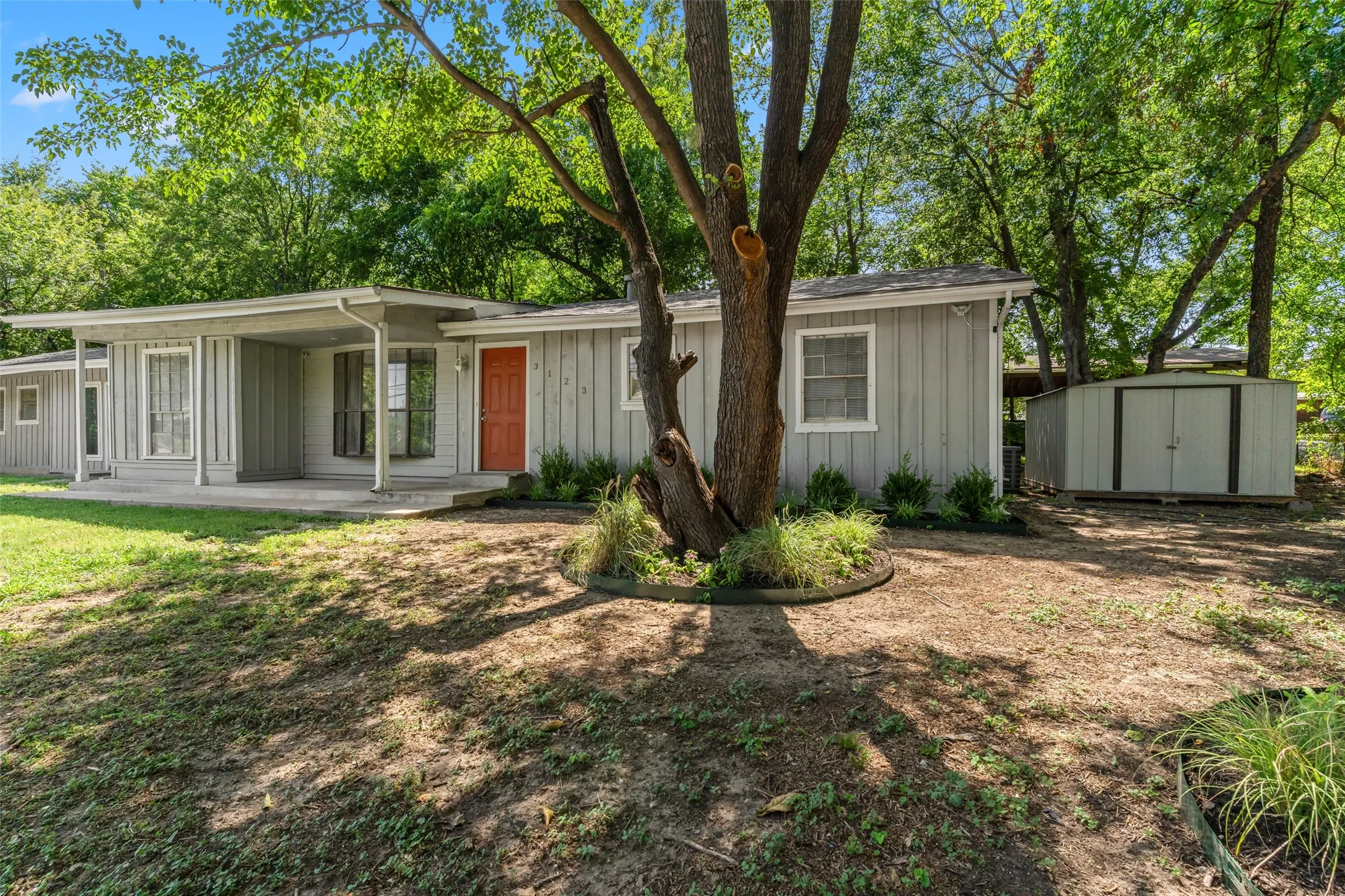 Single Family Residence For Sale in Tarrant County , 3123 Biway Street, Sansom Park, Texas 76114, 5 Bedroom, 3 Bathroom, Garage spaces, 2,031 Sqft, built in 1945, mls#21333634, Real Estate Agent in Sansom Park, Homes For Sale in Tarrant county, Homes For Sale in Sansom Park, Realtor in Sansom Park Texas, Real Estate Brokerage Independent Realty Texas, Luminita Cordes Realtor