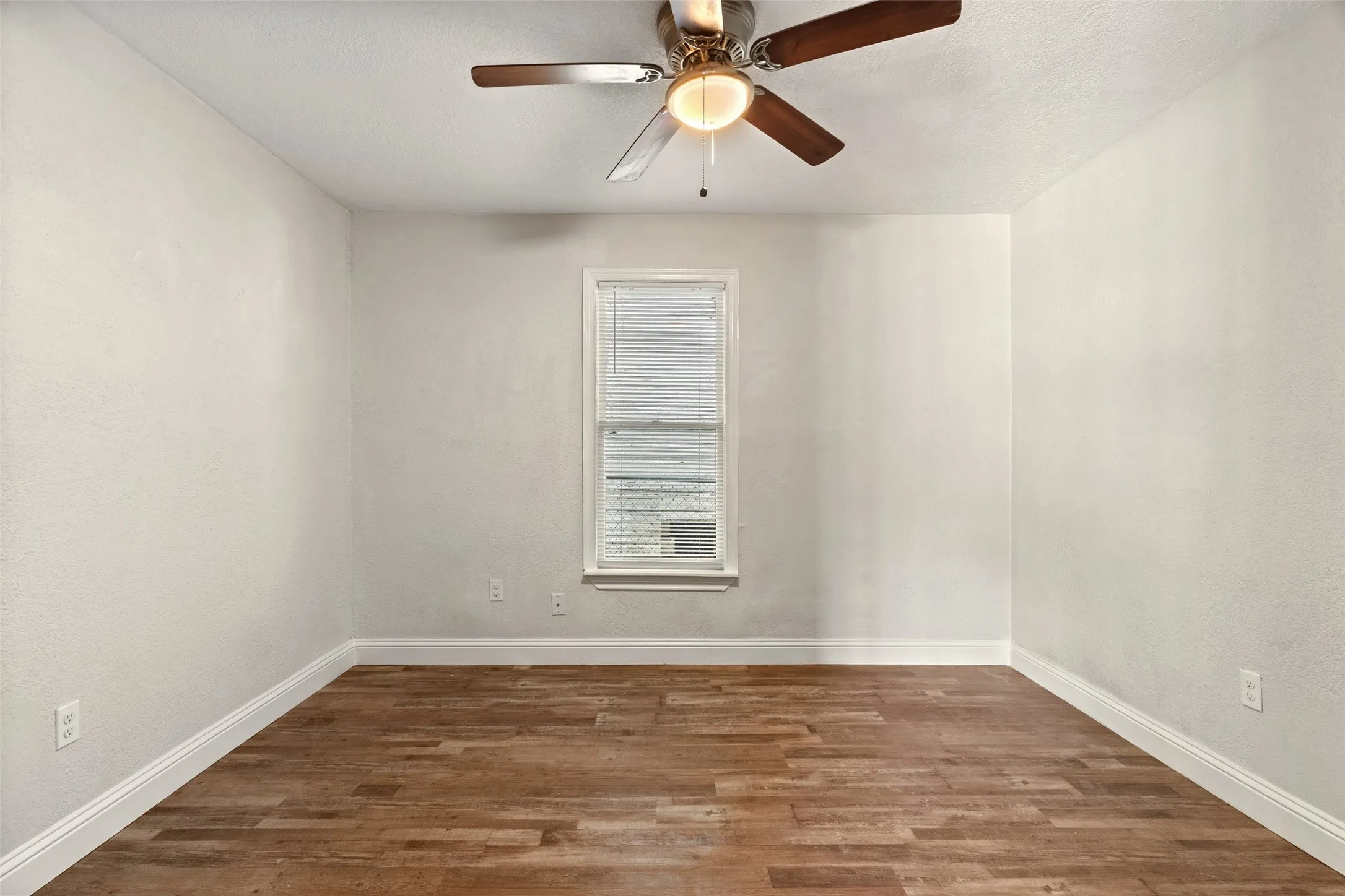 Single Family Residence For Sale in Tarrant County , 3123 Biway Street, Sansom Park, Texas 76114, 5 Bedroom, 3 Bathroom, Garage spaces, 2,031 Sqft, built in 1945, mls#21333634, Real Estate Agent in Sansom Park, Homes For Sale in Tarrant county, Homes For Sale in Sansom Park, Realtor in Sansom Park Texas, Real Estate Brokerage Independent Realty Texas, Luminita Cordes Realtor