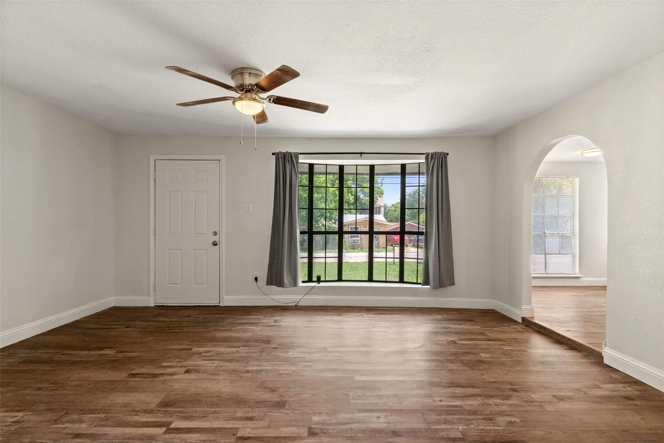 Single Family Residence For Sale in Tarrant County , 3123 Biway Street, Sansom Park, Texas 76114, 5 Bedroom, 3 Bathroom, Garage spaces, 2,031 Sqft, built in 1945, mls#21333634, Real Estate Agent in Sansom Park, Homes For Sale in Tarrant county, Homes For Sale in Sansom Park, Realtor in Sansom Park Texas, Real Estate Brokerage Independent Realty Texas, Luminita Cordes Realtor