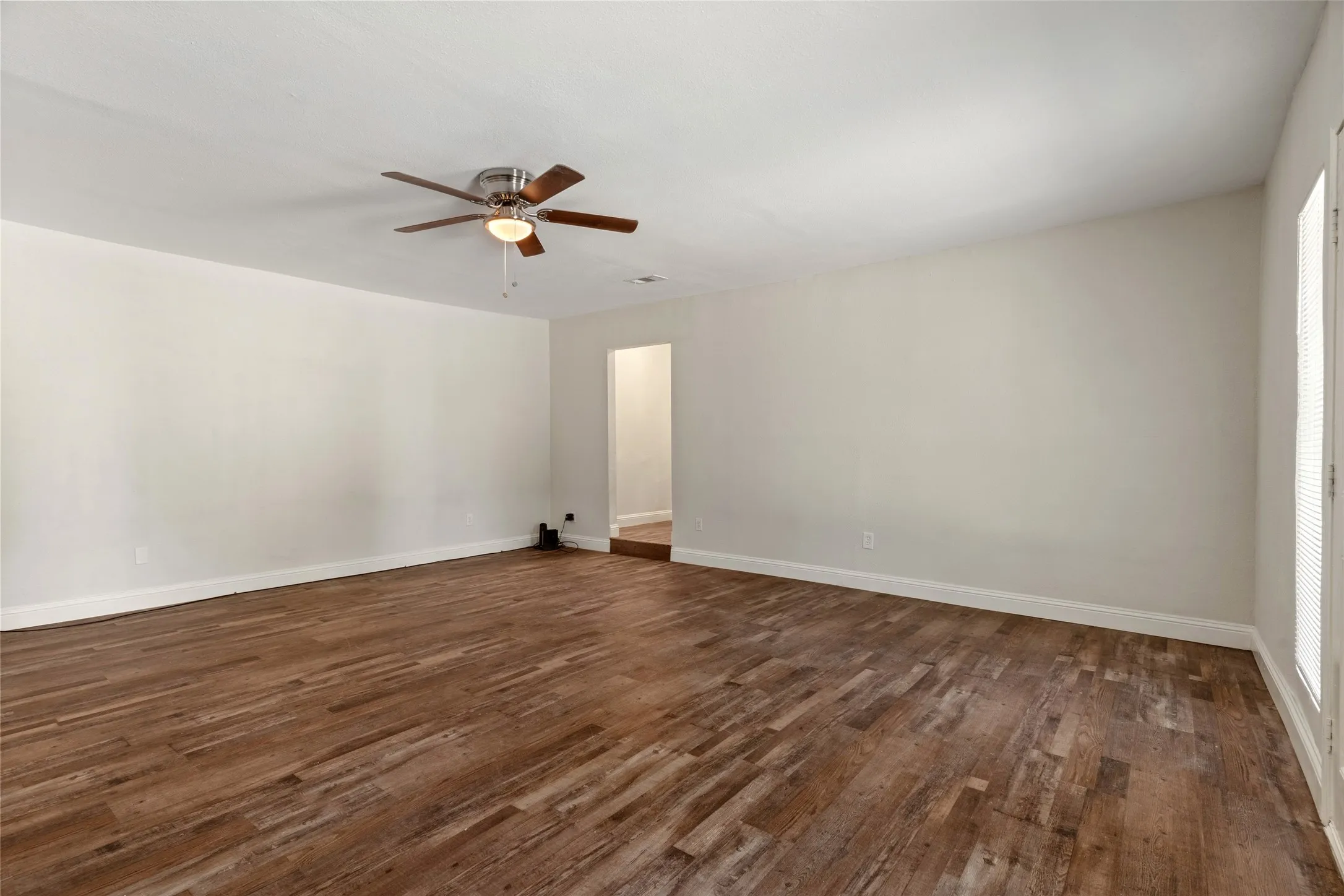 Single Family Residence For Sale in Tarrant County , 3123 Biway Street, Sansom Park, Texas 76114, 5 Bedroom, 3 Bathroom, Garage spaces, 2,031 Sqft, built in 1945, mls#21333634, Real Estate Agent in Sansom Park, Homes For Sale in Tarrant county, Homes For Sale in Sansom Park, Realtor in Sansom Park Texas, Real Estate Brokerage Independent Realty Texas, Luminita Cordes Realtor