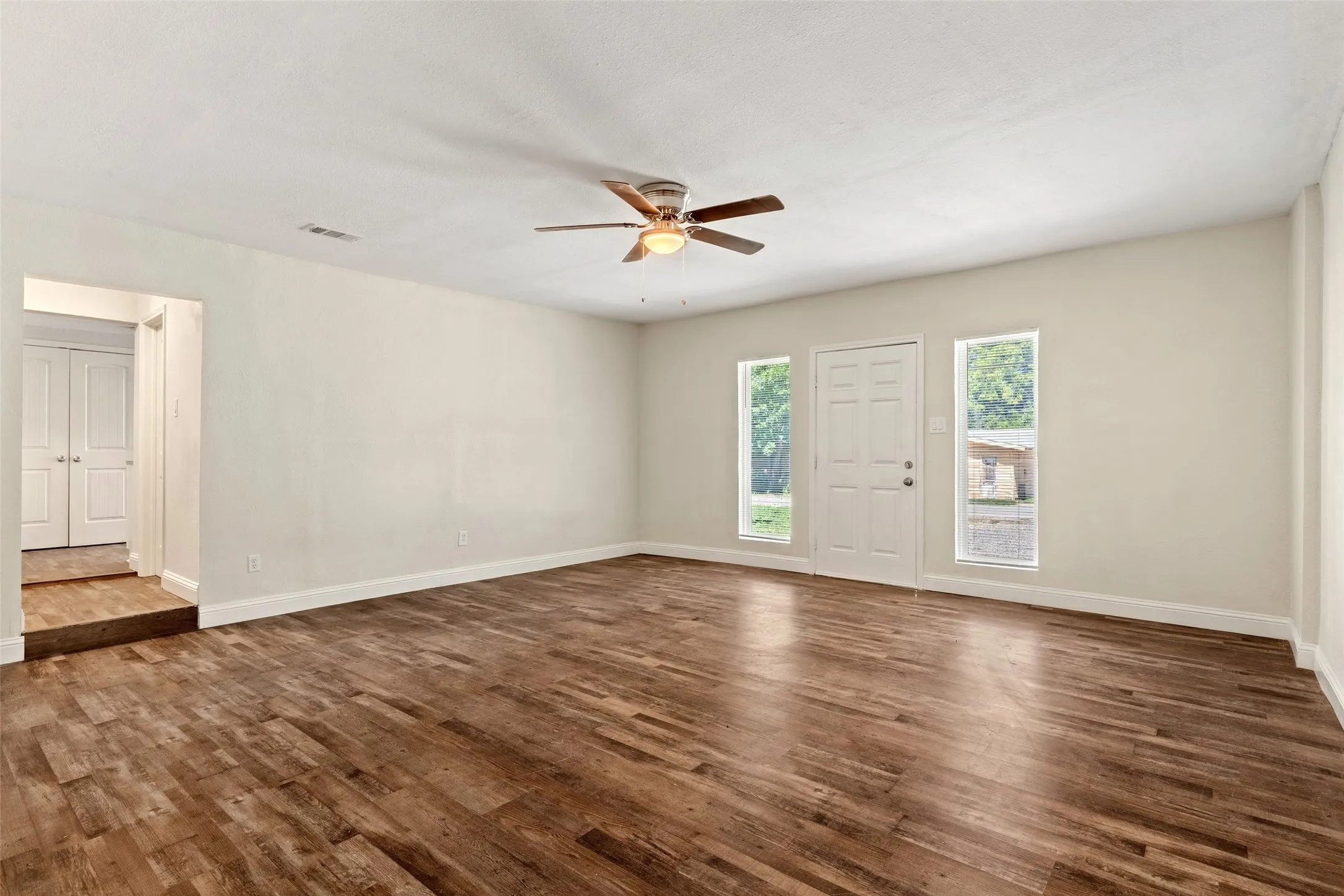 Single Family Residence For Sale in Tarrant County , 3123 Biway Street, Sansom Park, Texas 76114, 5 Bedroom, 3 Bathroom, Garage spaces, 2,031 Sqft, built in 1945, mls#21333634, Real Estate Agent in Sansom Park, Homes For Sale in Tarrant county, Homes For Sale in Sansom Park, Realtor in Sansom Park Texas, Real Estate Brokerage Independent Realty Texas, Luminita Cordes Realtor