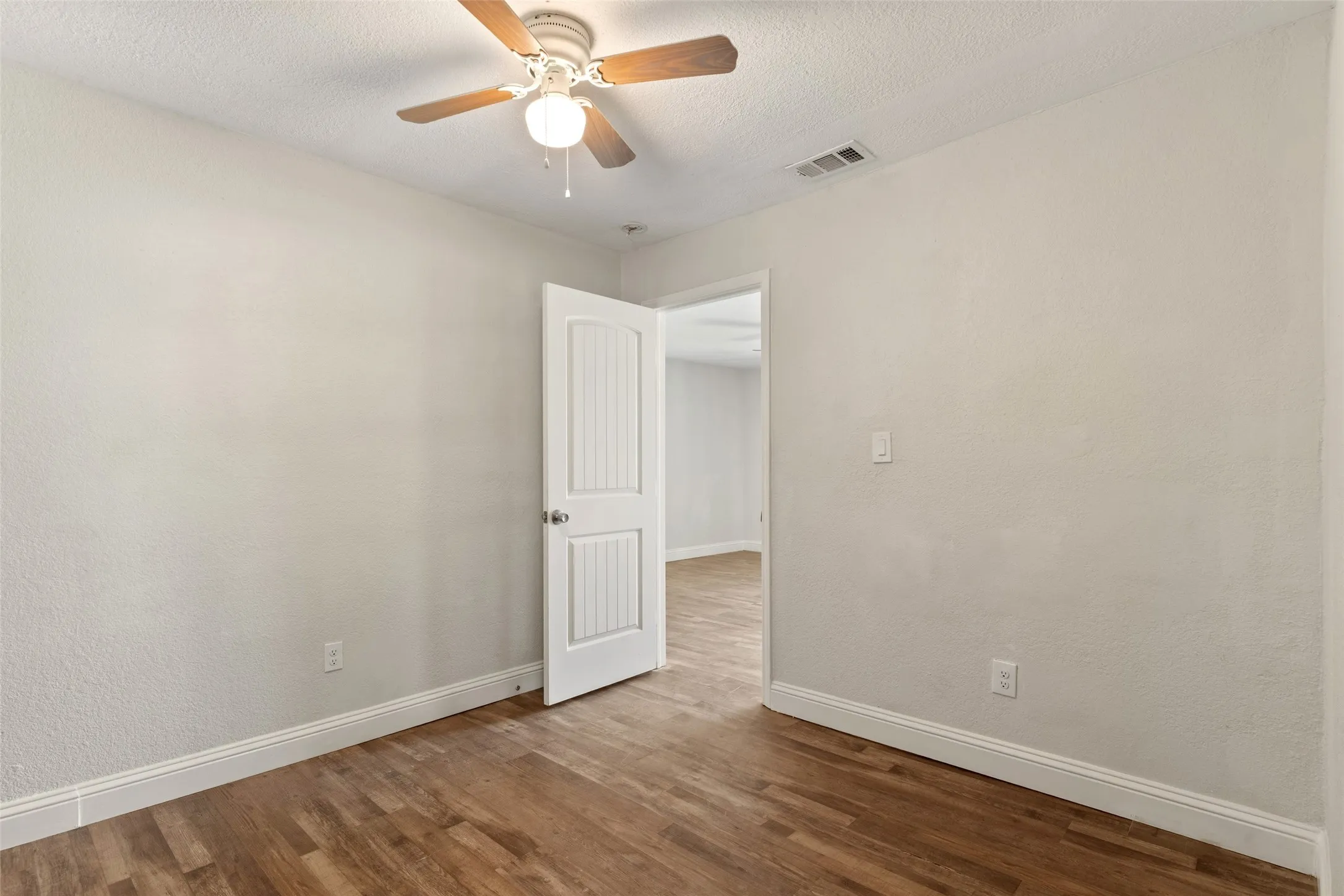 Single Family Residence For Sale in Tarrant County , 3123 Biway Street, Sansom Park, Texas 76114, 5 Bedroom, 3 Bathroom, Garage spaces, 2,031 Sqft, built in 1945, mls#21333634, Real Estate Agent in Sansom Park, Homes For Sale in Tarrant county, Homes For Sale in Sansom Park, Realtor in Sansom Park Texas, Real Estate Brokerage Independent Realty Texas, Luminita Cordes Realtor