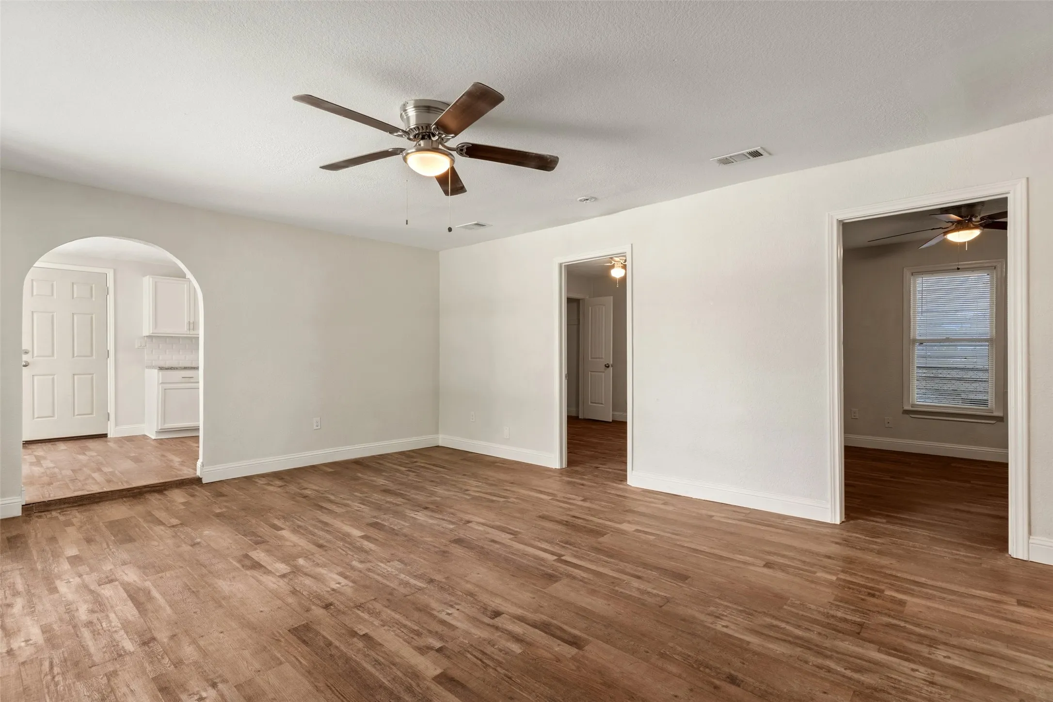 Single Family Residence For Sale in Tarrant County , 3123 Biway Street, Sansom Park, Texas 76114, 5 Bedroom, 3 Bathroom, Garage spaces, 2,031 Sqft, built in 1945, mls#21333634, Real Estate Agent in Sansom Park, Homes For Sale in Tarrant county, Homes For Sale in Sansom Park, Realtor in Sansom Park Texas, Real Estate Brokerage Independent Realty Texas, Luminita Cordes Realtor