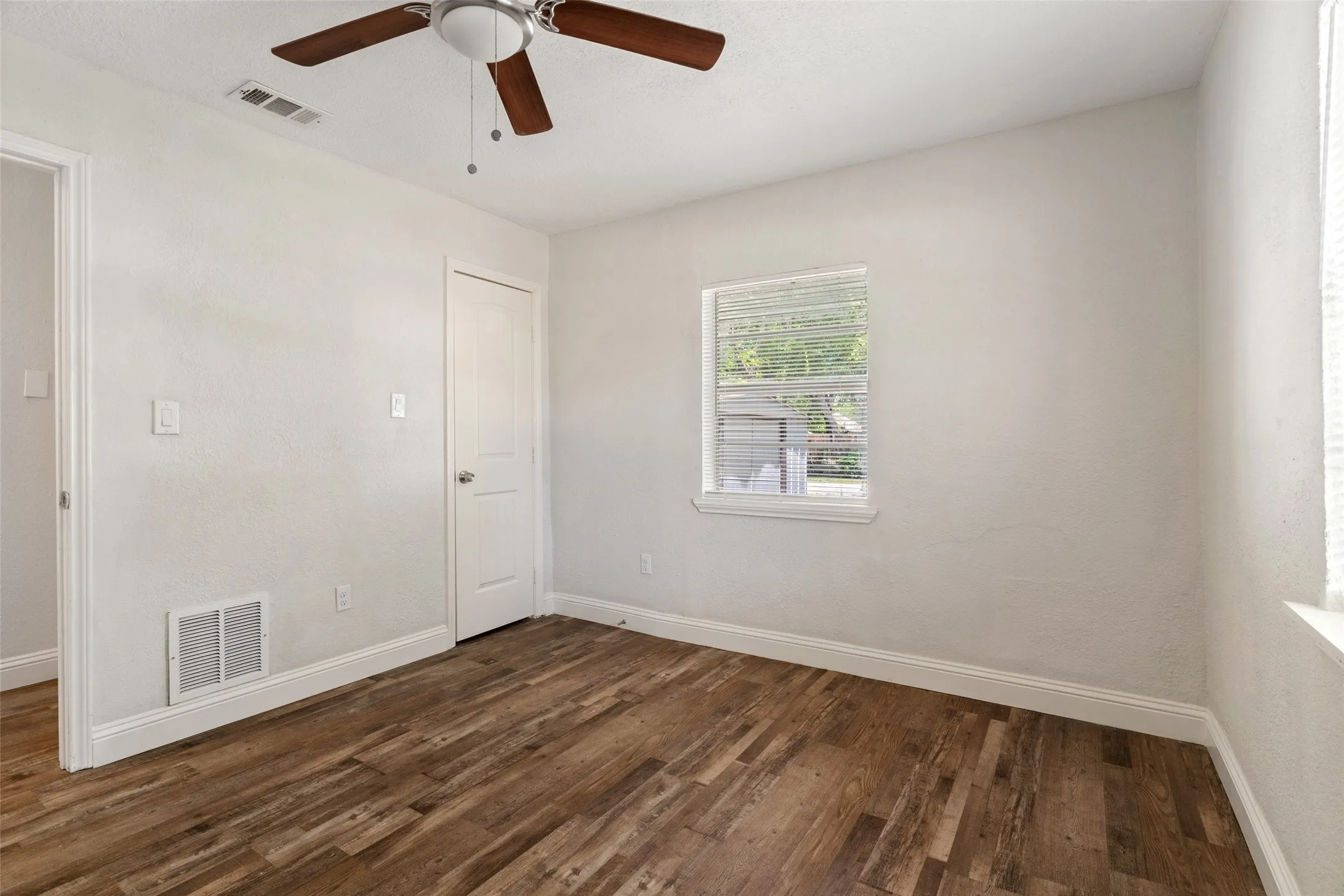 Single Family Residence For Sale in Tarrant County , 3123 Biway Street, Sansom Park, Texas 76114, 5 Bedroom, 3 Bathroom, Garage spaces, 2,031 Sqft, built in 1945, mls#21333634, Real Estate Agent in Sansom Park, Homes For Sale in Tarrant county, Homes For Sale in Sansom Park, Realtor in Sansom Park Texas, Real Estate Brokerage Independent Realty Texas, Luminita Cordes Realtor