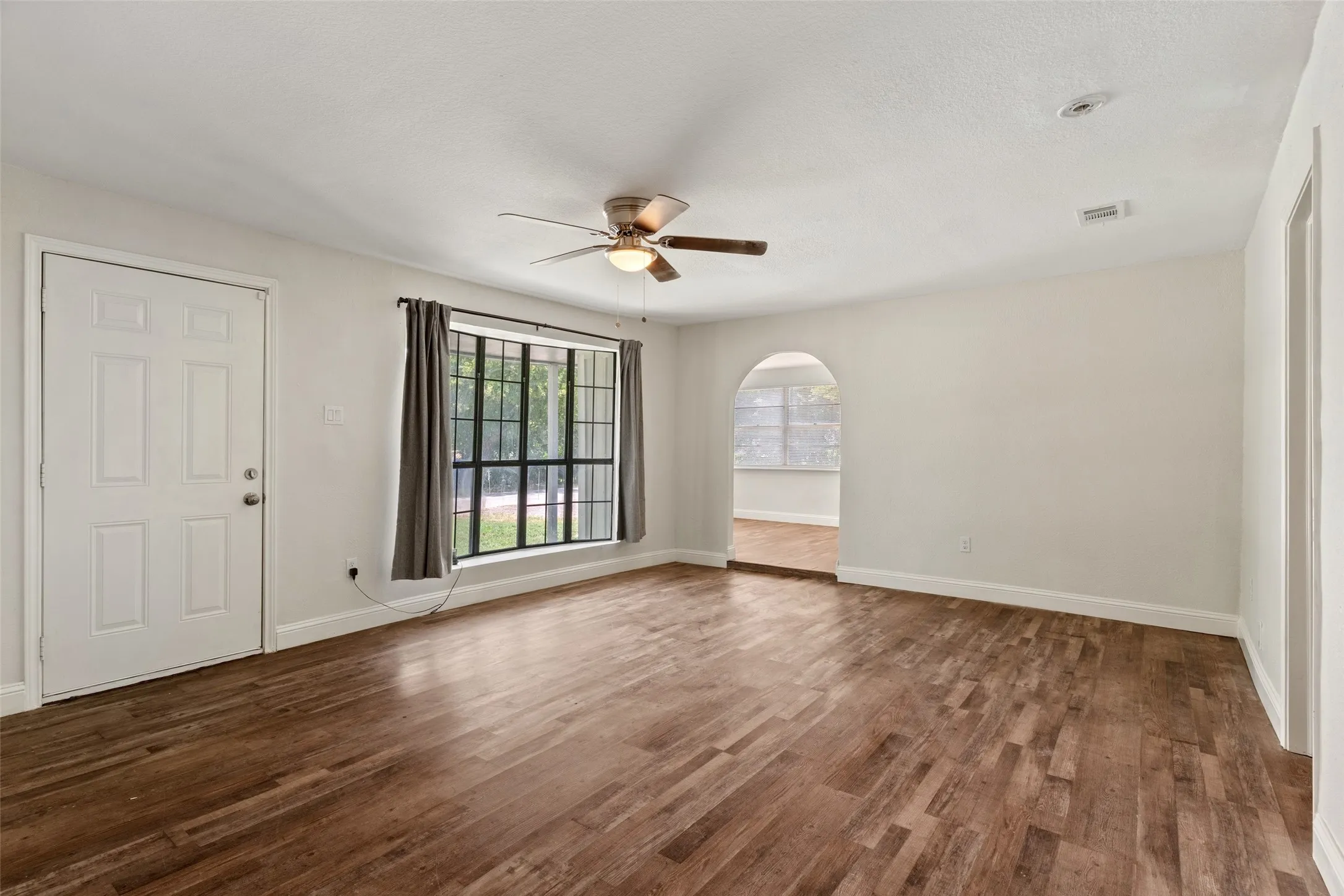 Single Family Residence For Sale in Tarrant County , 3123 Biway Street, Sansom Park, Texas 76114, 5 Bedroom, 3 Bathroom, Garage spaces, 2,031 Sqft, built in 1945, mls#21333634, Real Estate Agent in Sansom Park, Homes For Sale in Tarrant county, Homes For Sale in Sansom Park, Realtor in Sansom Park Texas, Real Estate Brokerage Independent Realty Texas, Luminita Cordes Realtor