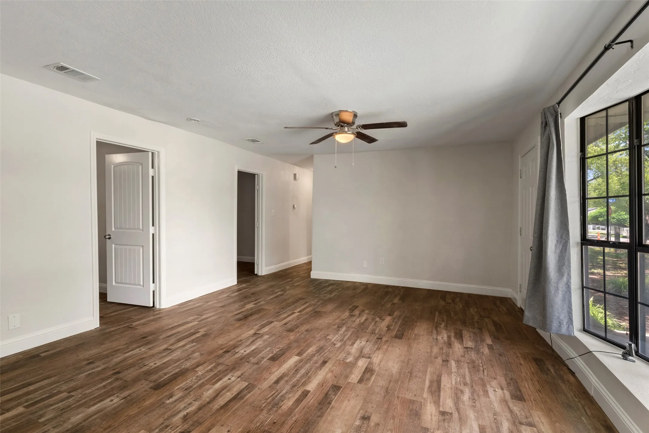 Single Family Residence For Sale in Tarrant County , 3123 Biway Street, Sansom Park, Texas 76114, 5 Bedroom, 3 Bathroom, Garage spaces, 2,031 Sqft, built in 1945, mls#21333634, Real Estate Agent in Sansom Park, Homes For Sale in Tarrant county, Homes For Sale in Sansom Park, Realtor in Sansom Park Texas, Real Estate Brokerage Independent Realty Texas, Luminita Cordes Realtor