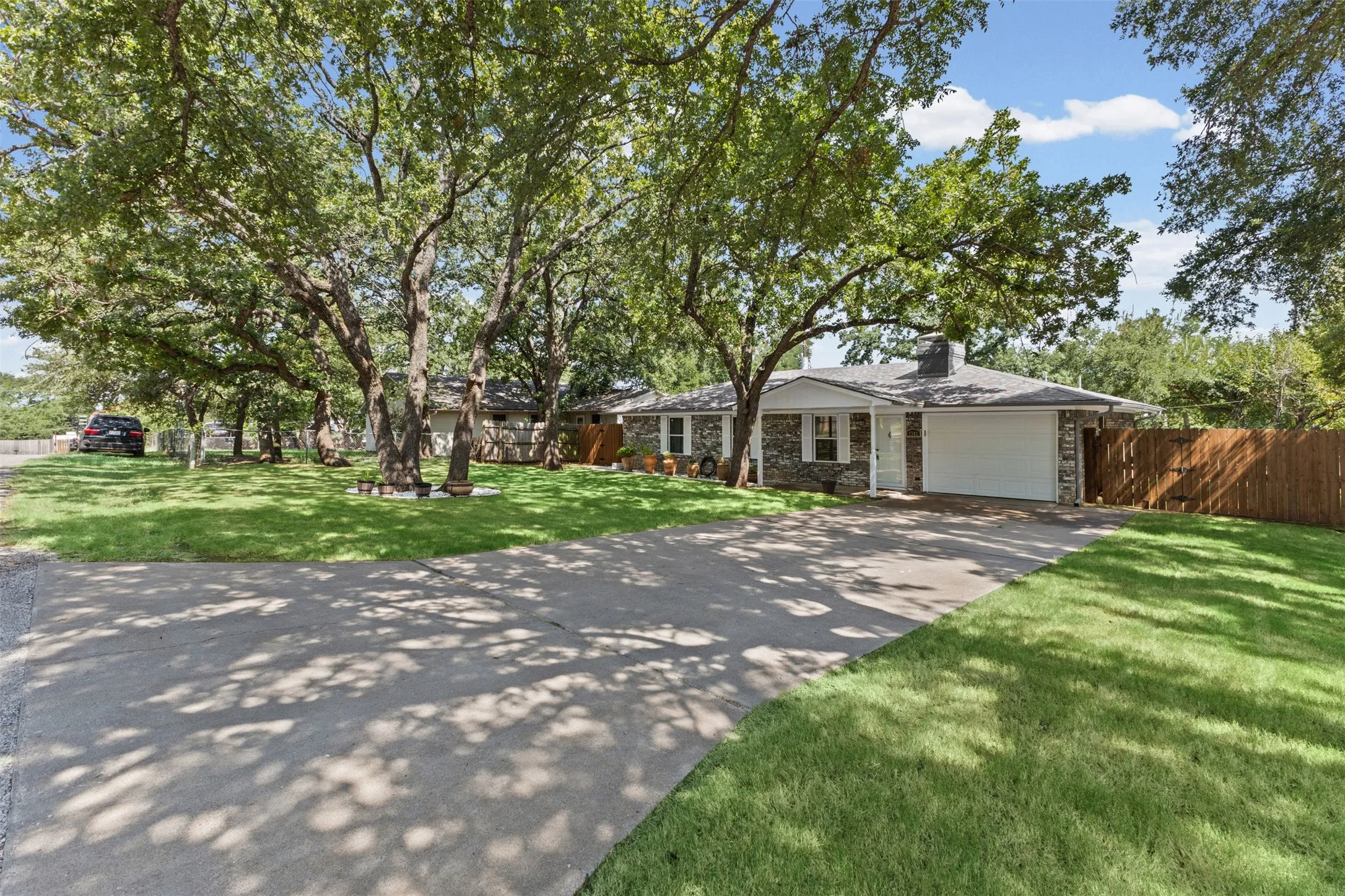 Single Family Residence For Sale in Hood County , 1702 Saddle Road, Granbury, Texas 76049, 3 Bedroom, 2 Bathroom, 1 Garage spaces, 1,255 Sqft, built in 1986, mls#21338418, Real Estate Agent in Granbury, Homes For Sale in Hood county, Homes For Sale in Granbury, Realtor in Granbury Texas, Real Estate Brokerage Independent Realty Texas, Luminita Cordes Realtor