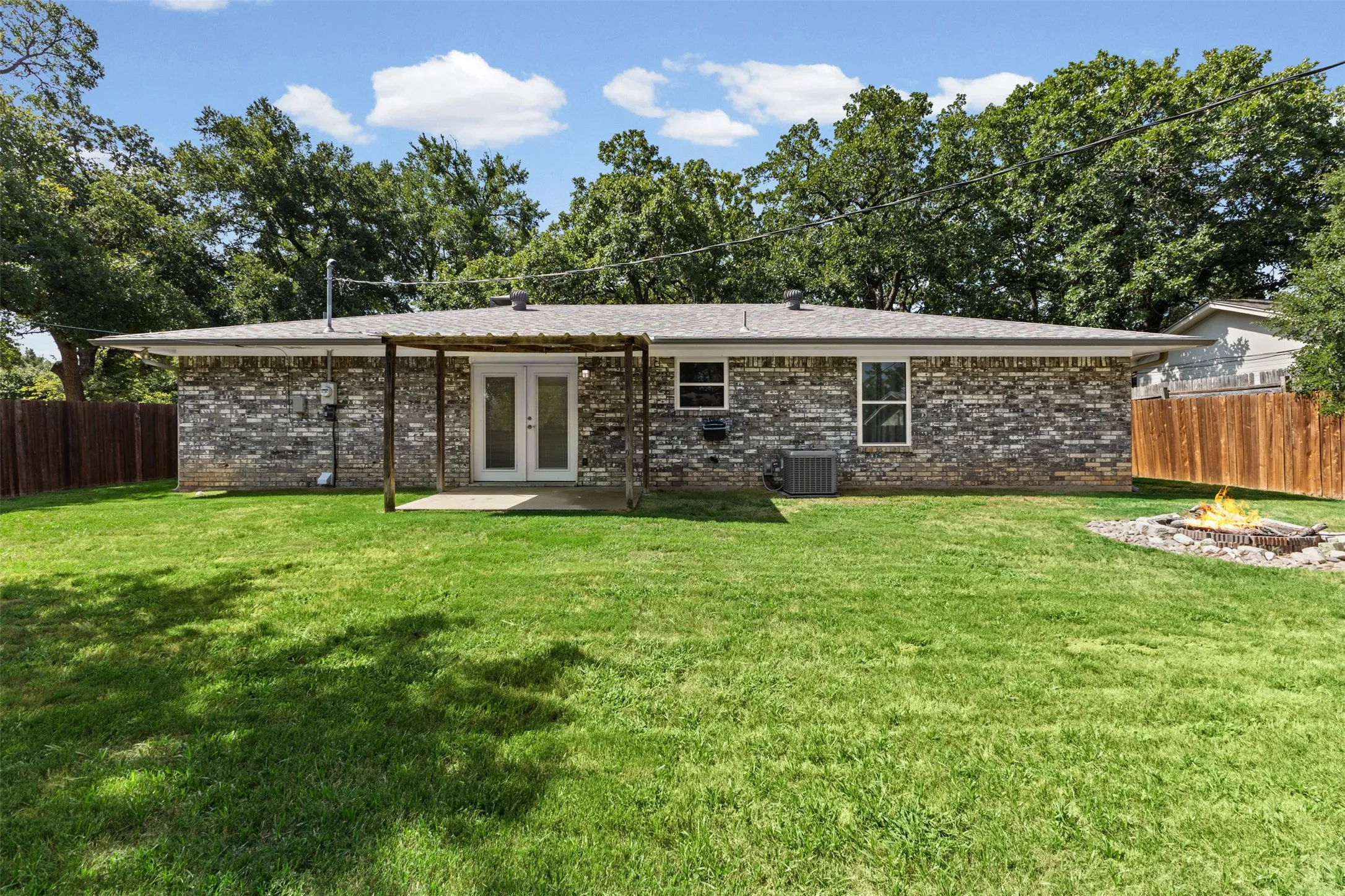 Single Family Residence For Sale in Hood County , 1702 Saddle Road, Granbury, Texas 76049, 3 Bedroom, 2 Bathroom, 1 Garage spaces, 1,255 Sqft, built in 1986, mls#21338418, Real Estate Agent in Granbury, Homes For Sale in Hood county, Homes For Sale in Granbury, Realtor in Granbury Texas, Real Estate Brokerage Independent Realty Texas, Luminita Cordes Realtor