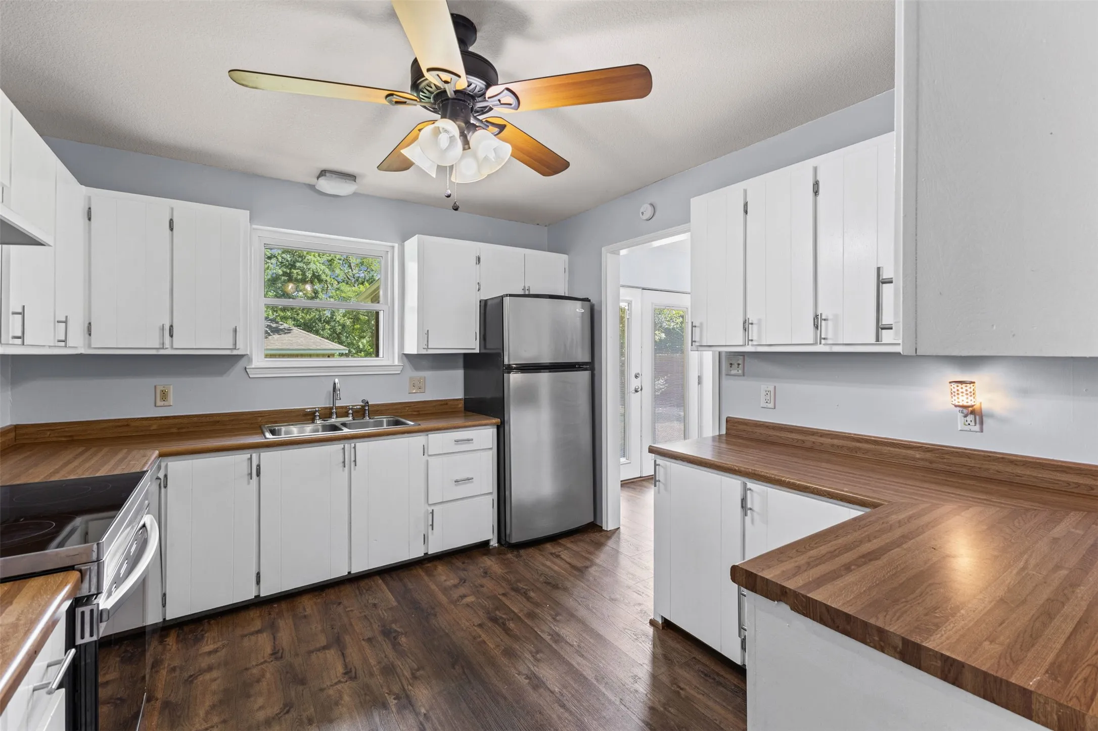Single Family Residence For Sale in Hood County , 1702 Saddle Road, Granbury, Texas 76049, 3 Bedroom, 2 Bathroom, 1 Garage spaces, 1,255 Sqft, built in 1986, mls#21338418, Real Estate Agent in Granbury, Homes For Sale in Hood county, Homes For Sale in Granbury, Realtor in Granbury Texas, Real Estate Brokerage Independent Realty Texas, Luminita Cordes Realtor