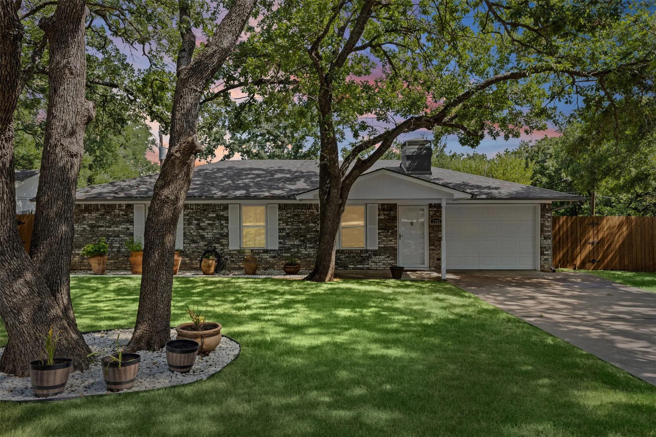 Single Family Residence For Sale in Hood County , 1702 Saddle Road, Granbury, Texas 76049, 3 Bedroom, 2 Bathroom, 1 Garage spaces, 1,255 Sqft, built in 1986, mls#21338418, Real Estate Agent in Granbury, Homes For Sale in Hood county, Homes For Sale in Granbury, Realtor in Granbury Texas, Real Estate Brokerage Independent Realty Texas, Luminita Cordes Realtor