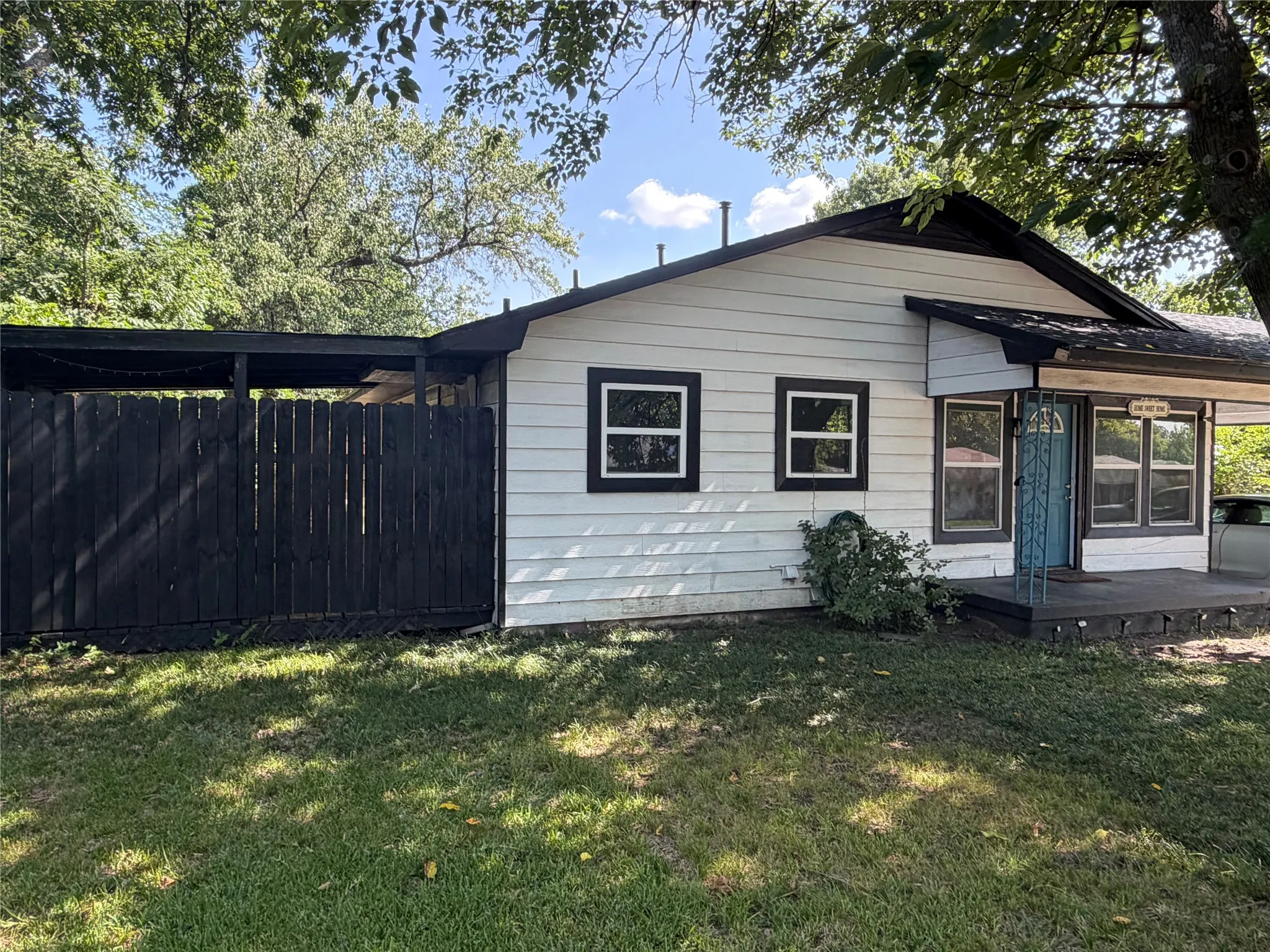 Single Family Residence For Sale in Grayson County , 2028 E Jones Street, Sherman, Texas 75090, 3 Bedroom, 1 Bathroom, Garage spaces, 1,024 Sqft, built in 1958, mls#21338763, Real Estate Agent in Sherman, Homes For Sale in Grayson county, Homes For Sale in Sherman, Realtor in Sherman Texas, Real Estate Brokerage Independent Realty Texas, Luminita Cordes Realtor