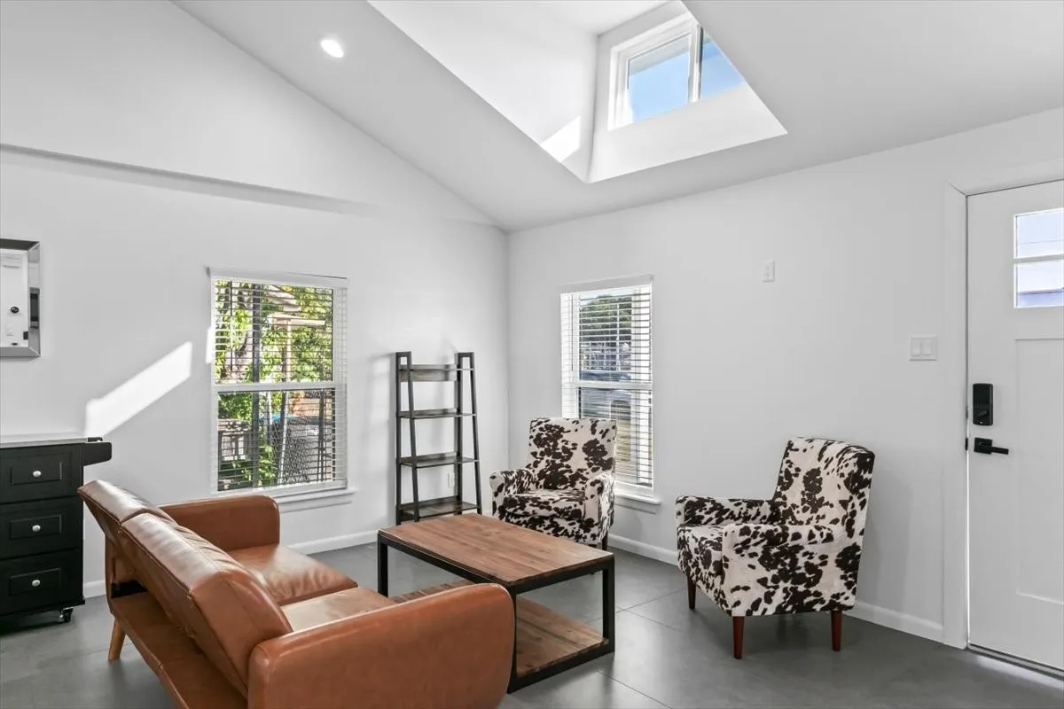 Single Family Residence For Rent in Tarrant County , 3528 Marquita Drive, Fort Worth, Texas 76116, 2 Bedroom, 1 Bathroom, Garage spaces, 1,100 Sqft, built in 1952, mls#21336405, Real Estate Agent in Fort Worth, Homes For Rent in Tarrant county, Homes For Rent in Fort Worth, Realtor in Fort Worth Texas, Real Estate Brokerage Independent Realty Texas, Luminita Cordes Realtor