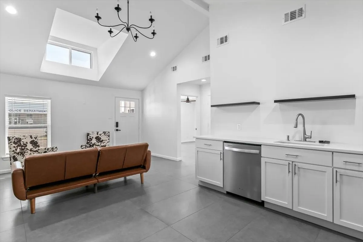 Single Family Residence For Rent in Tarrant County , 3528 Marquita Drive, Fort Worth, Texas 76116, 2 Bedroom, 1 Bathroom, Garage spaces, 1,100 Sqft, built in 1952, mls#21336405, Real Estate Agent in Fort Worth, Homes For Rent in Tarrant county, Homes For Rent in Fort Worth, Realtor in Fort Worth Texas, Real Estate Brokerage Independent Realty Texas, Luminita Cordes Realtor