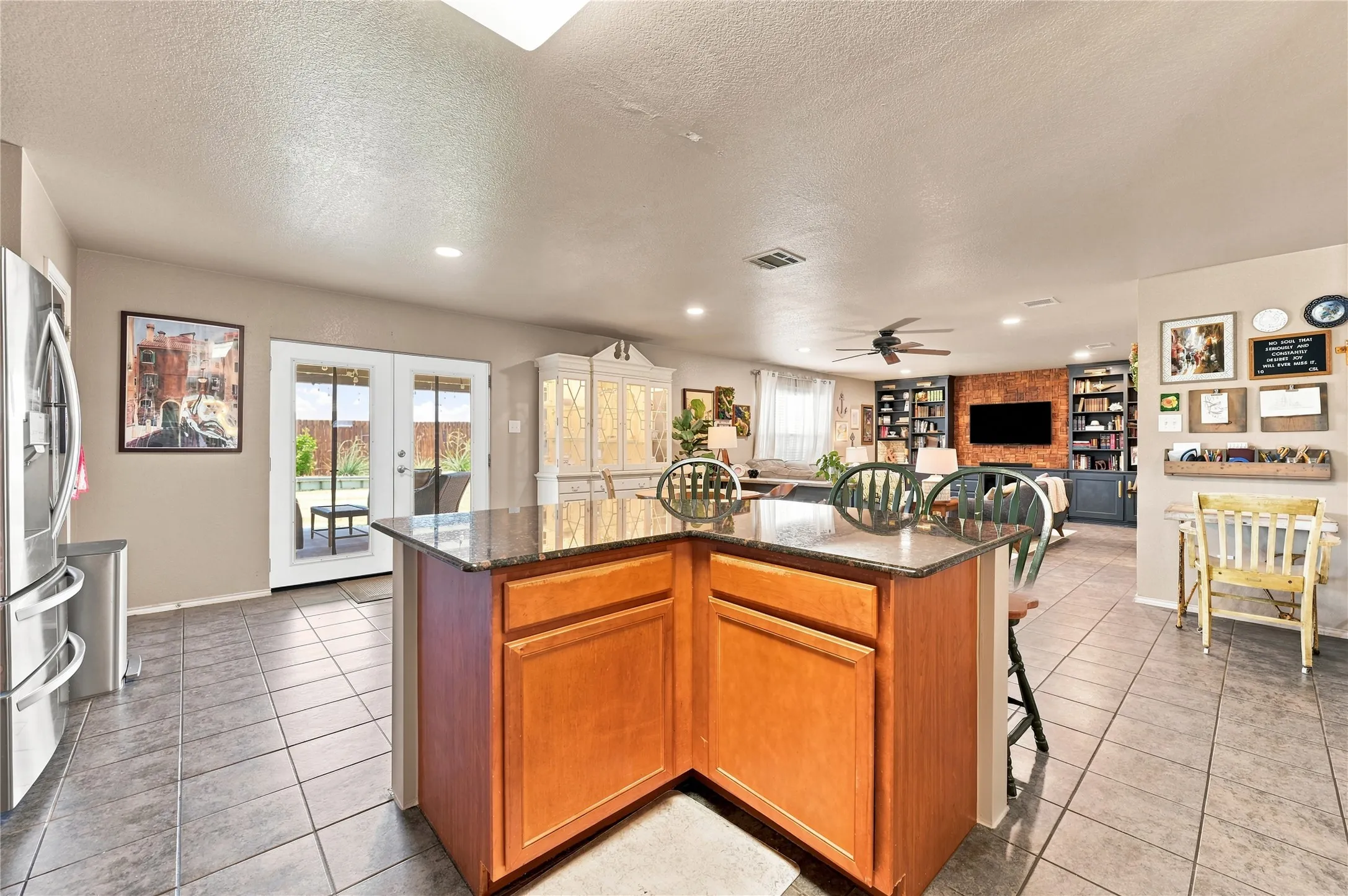 Single Family Residence For Sale in Ellis County , 212 Cheyenne Drive, Waxahachie, Texas 75165, 3 Bedroom, 4 Bathroom, 2 Garage spaces, 3,005 Sqft, built in 2006, mls#21335908, Real Estate Agent in Waxahachie, Homes For Sale in Ellis county, Homes For Sale in Waxahachie, Realtor in Waxahachie Texas, Real Estate Brokerage Independent Realty Texas, Luminita Cordes Realtor
