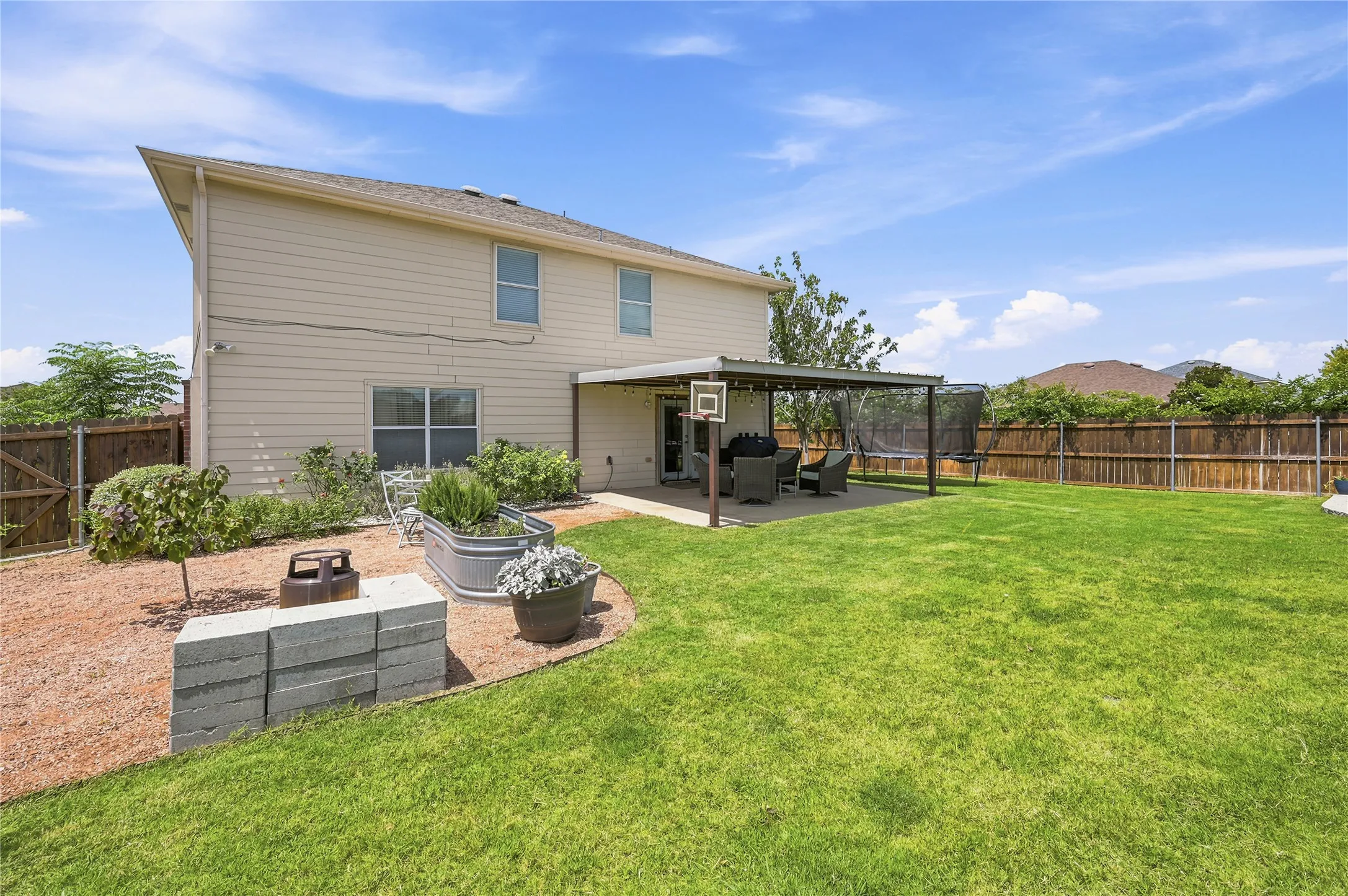Single Family Residence For Sale in Ellis County , 212 Cheyenne Drive, Waxahachie, Texas 75165, 3 Bedroom, 4 Bathroom, 2 Garage spaces, 3,005 Sqft, built in 2006, mls#21335908, Real Estate Agent in Waxahachie, Homes For Sale in Ellis county, Homes For Sale in Waxahachie, Realtor in Waxahachie Texas, Real Estate Brokerage Independent Realty Texas, Luminita Cordes Realtor