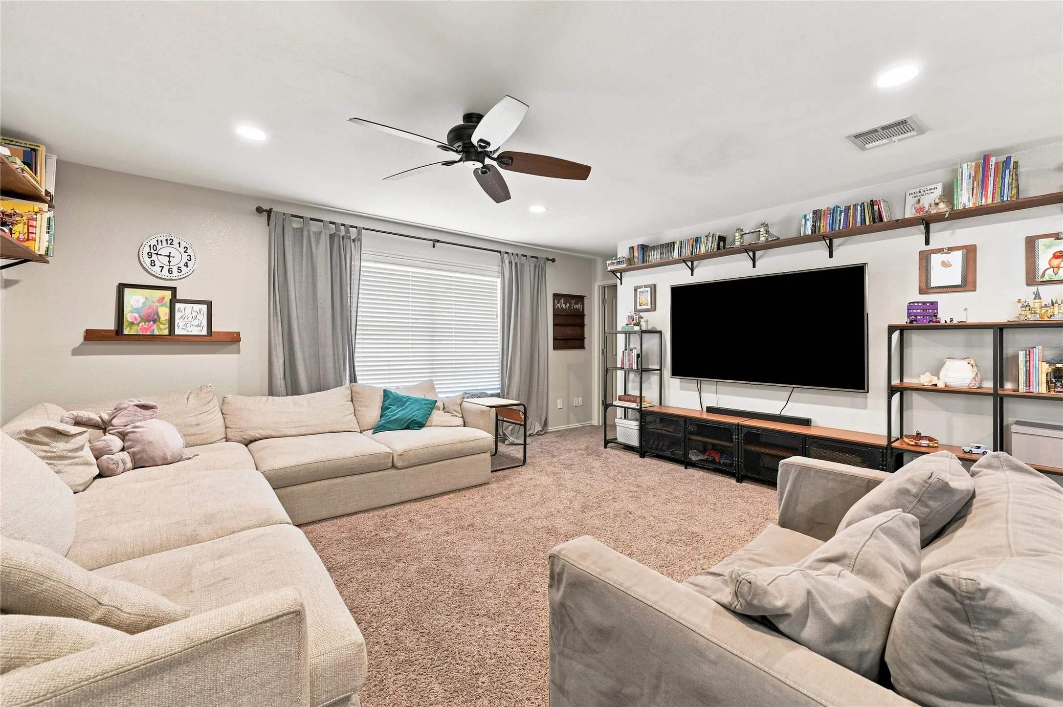 Single Family Residence For Sale in Ellis County , 212 Cheyenne Drive, Waxahachie, Texas 75165, 3 Bedroom, 4 Bathroom, 2 Garage spaces, 3,005 Sqft, built in 2006, mls#21335908, Real Estate Agent in Waxahachie, Homes For Sale in Ellis county, Homes For Sale in Waxahachie, Realtor in Waxahachie Texas, Real Estate Brokerage Independent Realty Texas, Luminita Cordes Realtor
