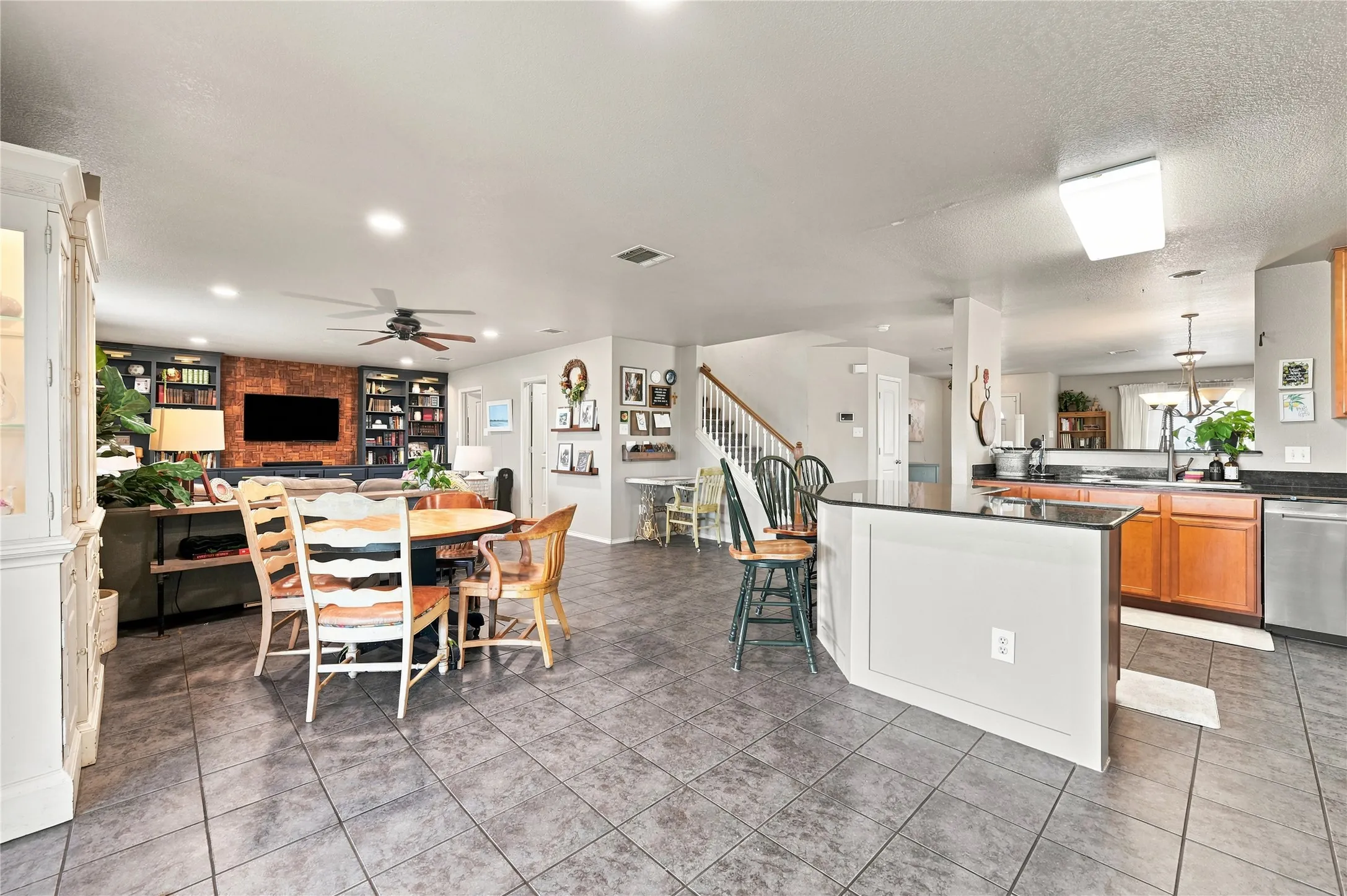 Single Family Residence For Sale in Ellis County , 212 Cheyenne Drive, Waxahachie, Texas 75165, 3 Bedroom, 4 Bathroom, 2 Garage spaces, 3,005 Sqft, built in 2006, mls#21335908, Real Estate Agent in Waxahachie, Homes For Sale in Ellis county, Homes For Sale in Waxahachie, Realtor in Waxahachie Texas, Real Estate Brokerage Independent Realty Texas, Luminita Cordes Realtor