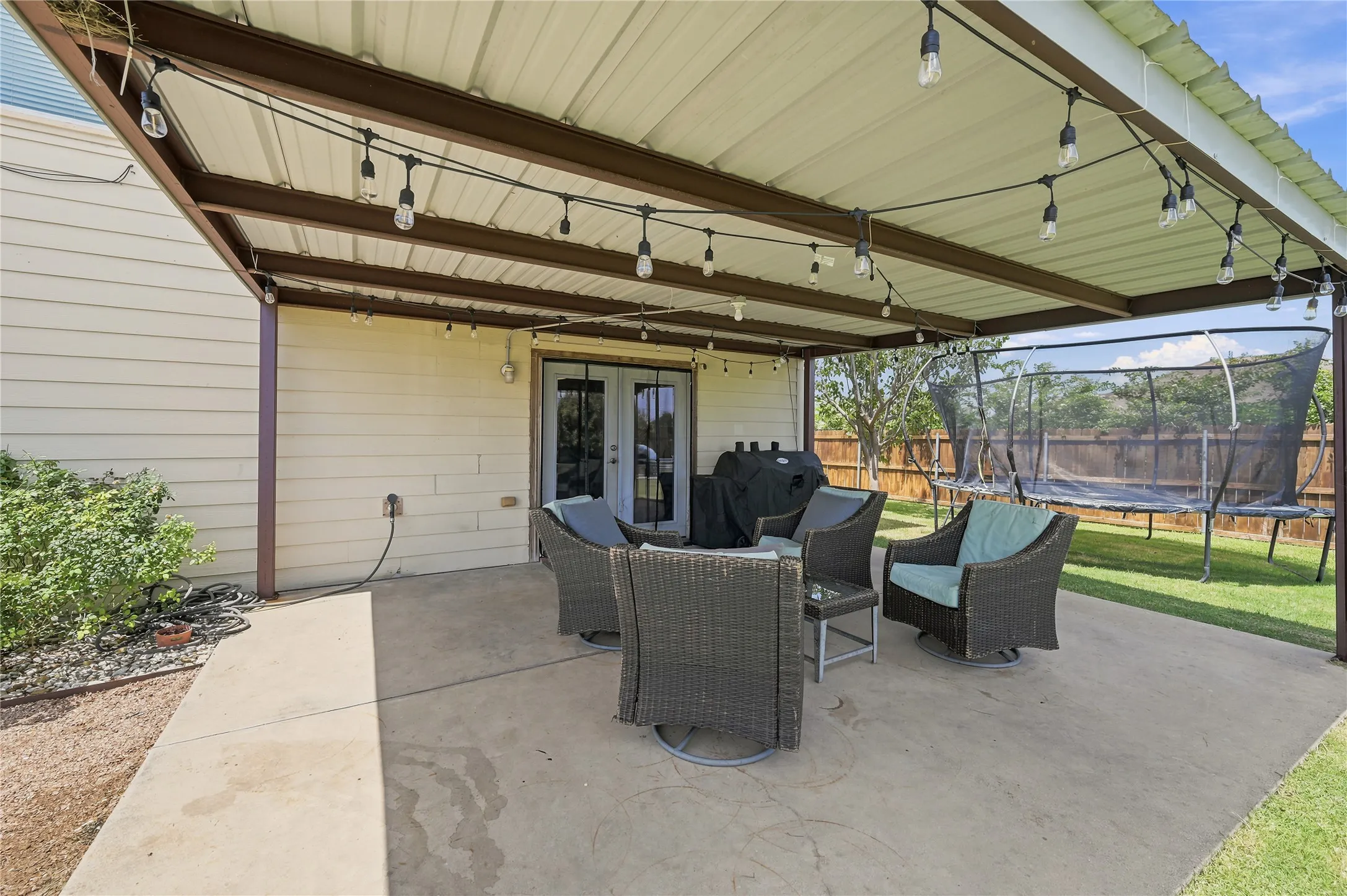 Single Family Residence For Sale in Ellis County , 212 Cheyenne Drive, Waxahachie, Texas 75165, 3 Bedroom, 4 Bathroom, 2 Garage spaces, 3,005 Sqft, built in 2006, mls#21335908, Real Estate Agent in Waxahachie, Homes For Sale in Ellis county, Homes For Sale in Waxahachie, Realtor in Waxahachie Texas, Real Estate Brokerage Independent Realty Texas, Luminita Cordes Realtor