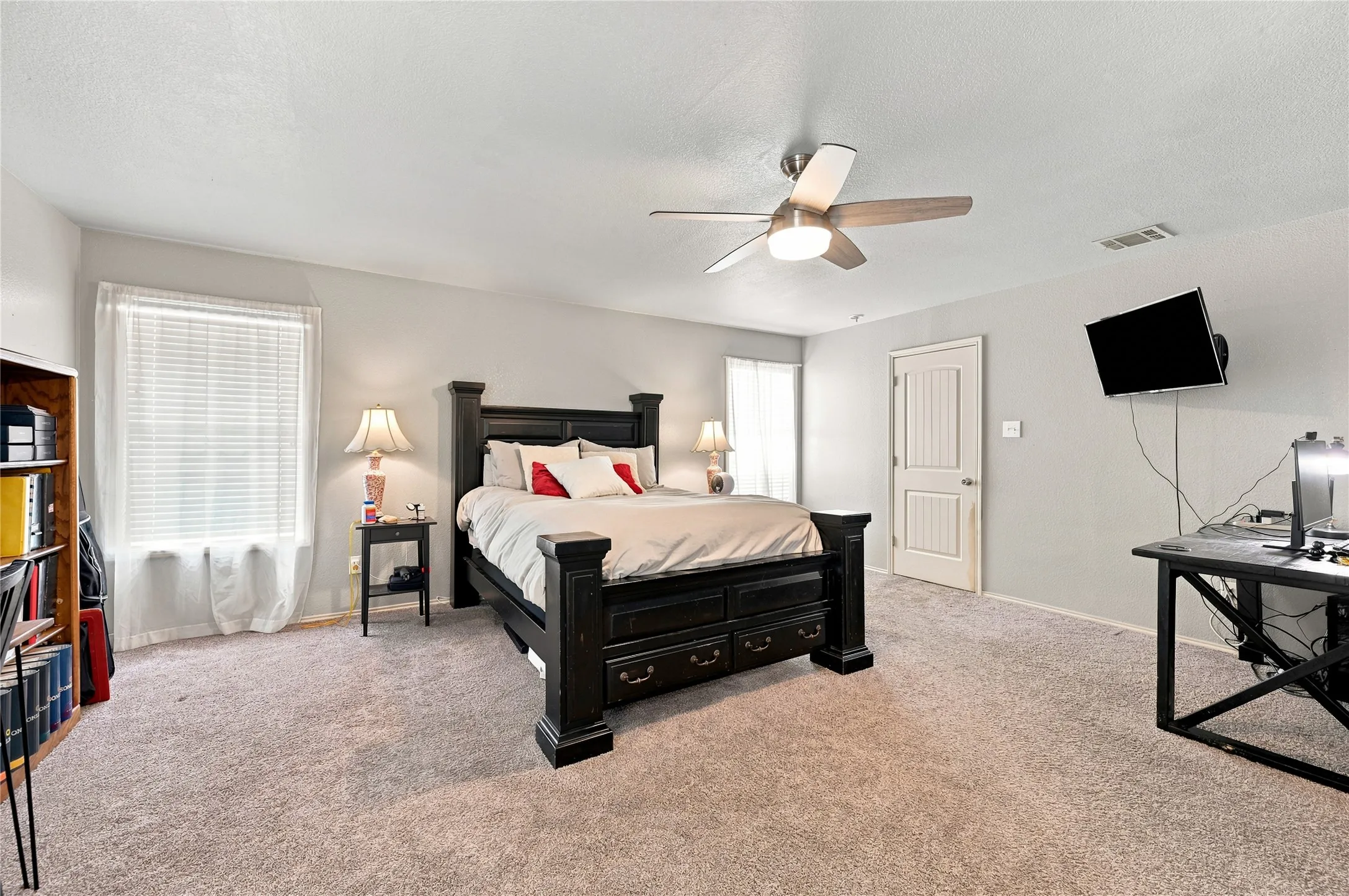 Single Family Residence For Sale in Ellis County , 212 Cheyenne Drive, Waxahachie, Texas 75165, 3 Bedroom, 4 Bathroom, 2 Garage spaces, 3,005 Sqft, built in 2006, mls#21335908, Real Estate Agent in Waxahachie, Homes For Sale in Ellis county, Homes For Sale in Waxahachie, Realtor in Waxahachie Texas, Real Estate Brokerage Independent Realty Texas, Luminita Cordes Realtor