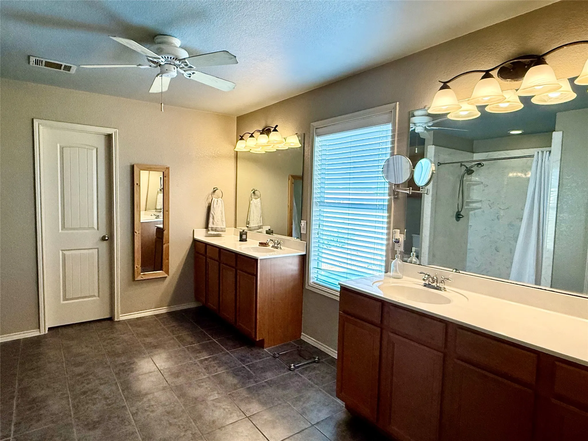 Single Family Residence For Sale in Ellis County , 212 Cheyenne Drive, Waxahachie, Texas 75165, 3 Bedroom, 4 Bathroom, 2 Garage spaces, 3,005 Sqft, built in 2006, mls#21335908, Real Estate Agent in Waxahachie, Homes For Sale in Ellis county, Homes For Sale in Waxahachie, Realtor in Waxahachie Texas, Real Estate Brokerage Independent Realty Texas, Luminita Cordes Realtor